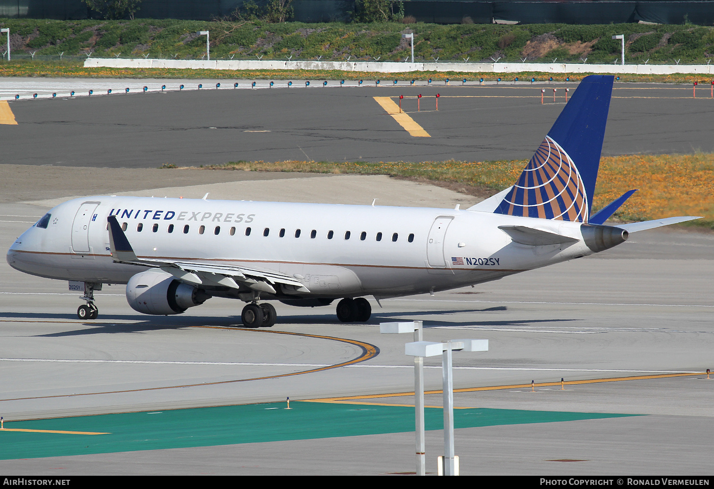 Aircraft Photo of N202SY | Embraer 175LR (ERJ-170-200LR) | United Express | AirHistory.net #677917