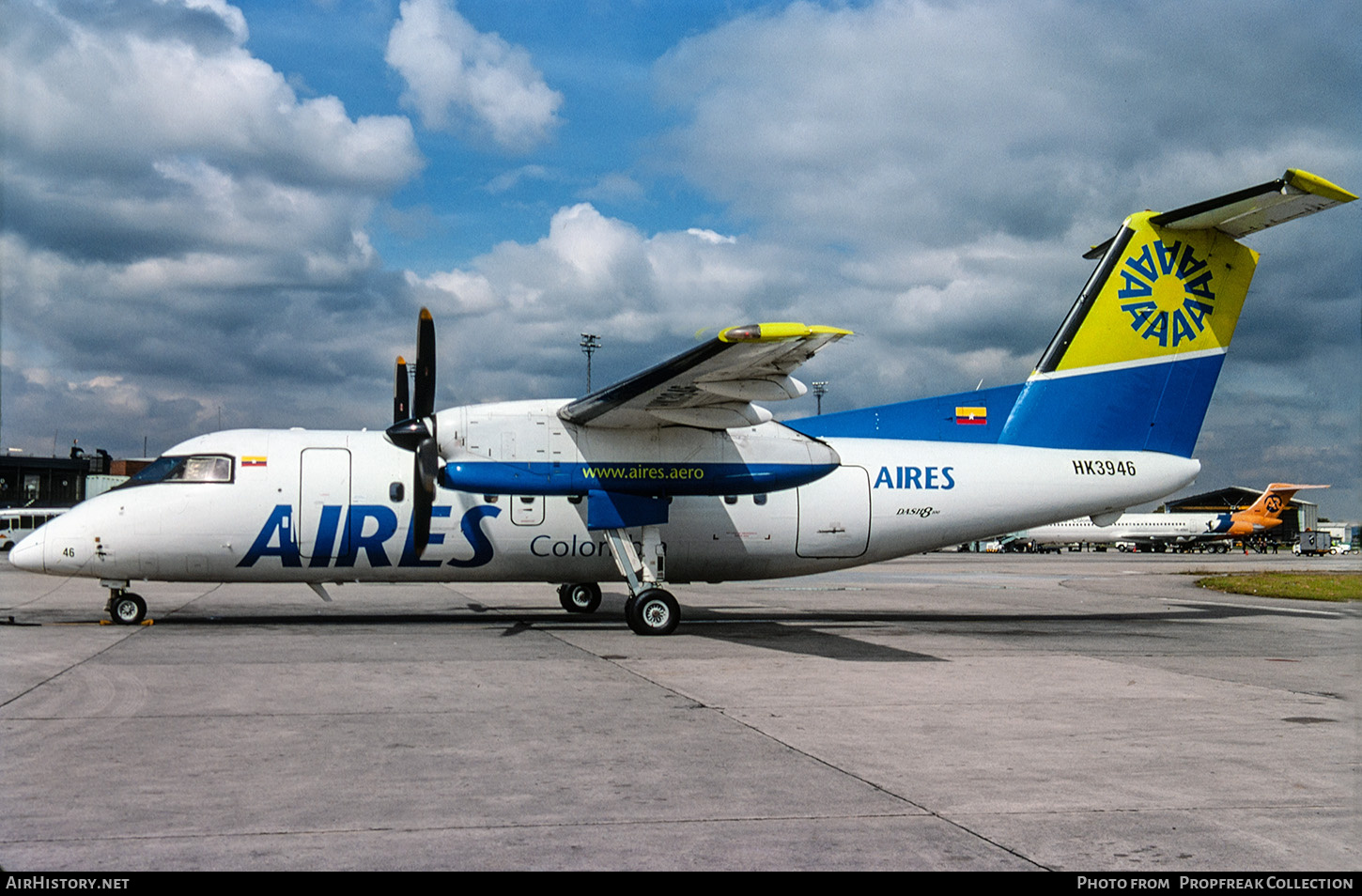 Aircraft Photo of HK3946 | De Havilland Canada DHC-8-103 Dash 8 | AIRES - Aerovías de Integración Regional | AirHistory.net #678255