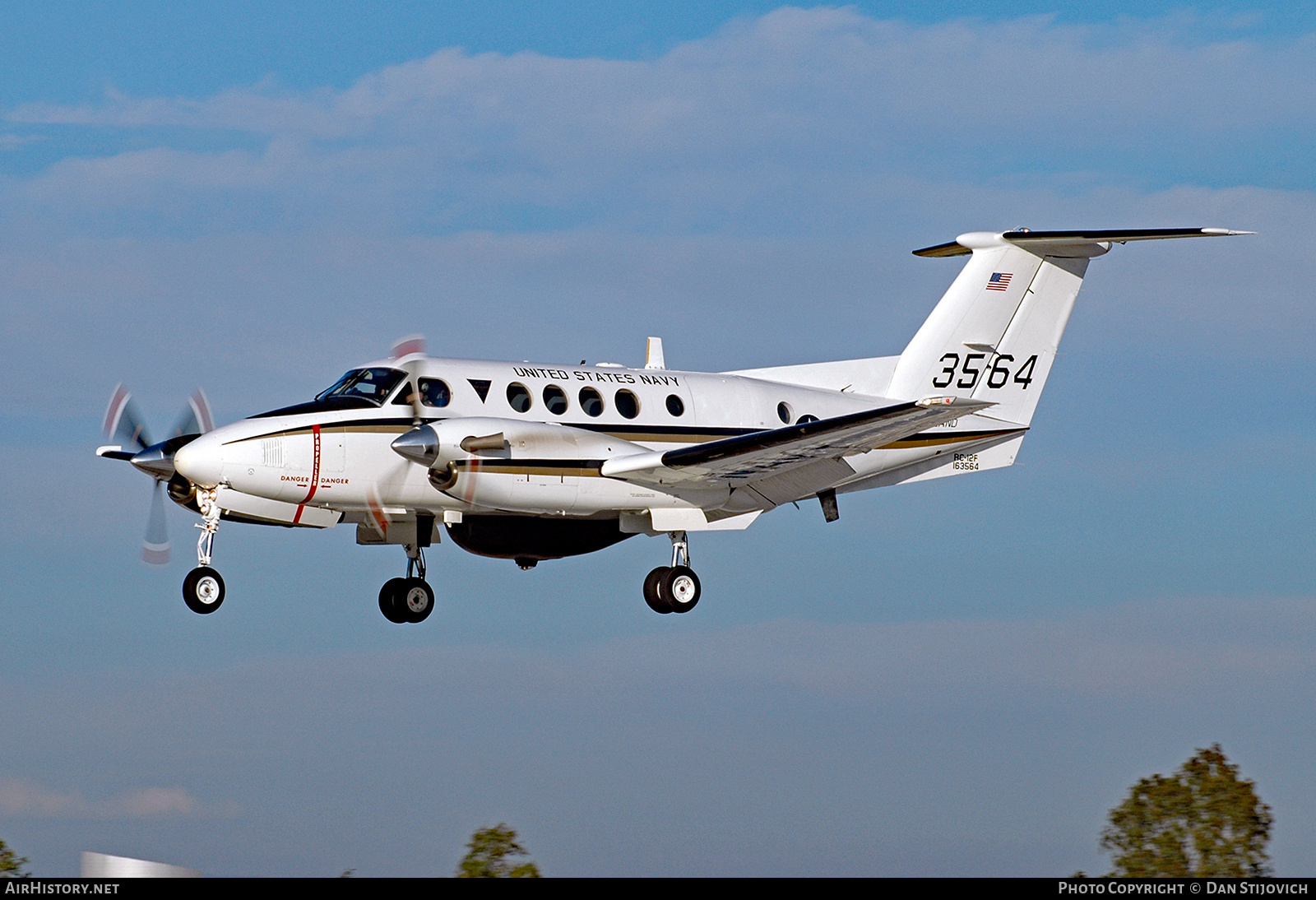 Aircraft Photo of 163564 / 3564 | Beech RC-12F Super King Air (B200C) | USA - Navy | AirHistory.net #679311