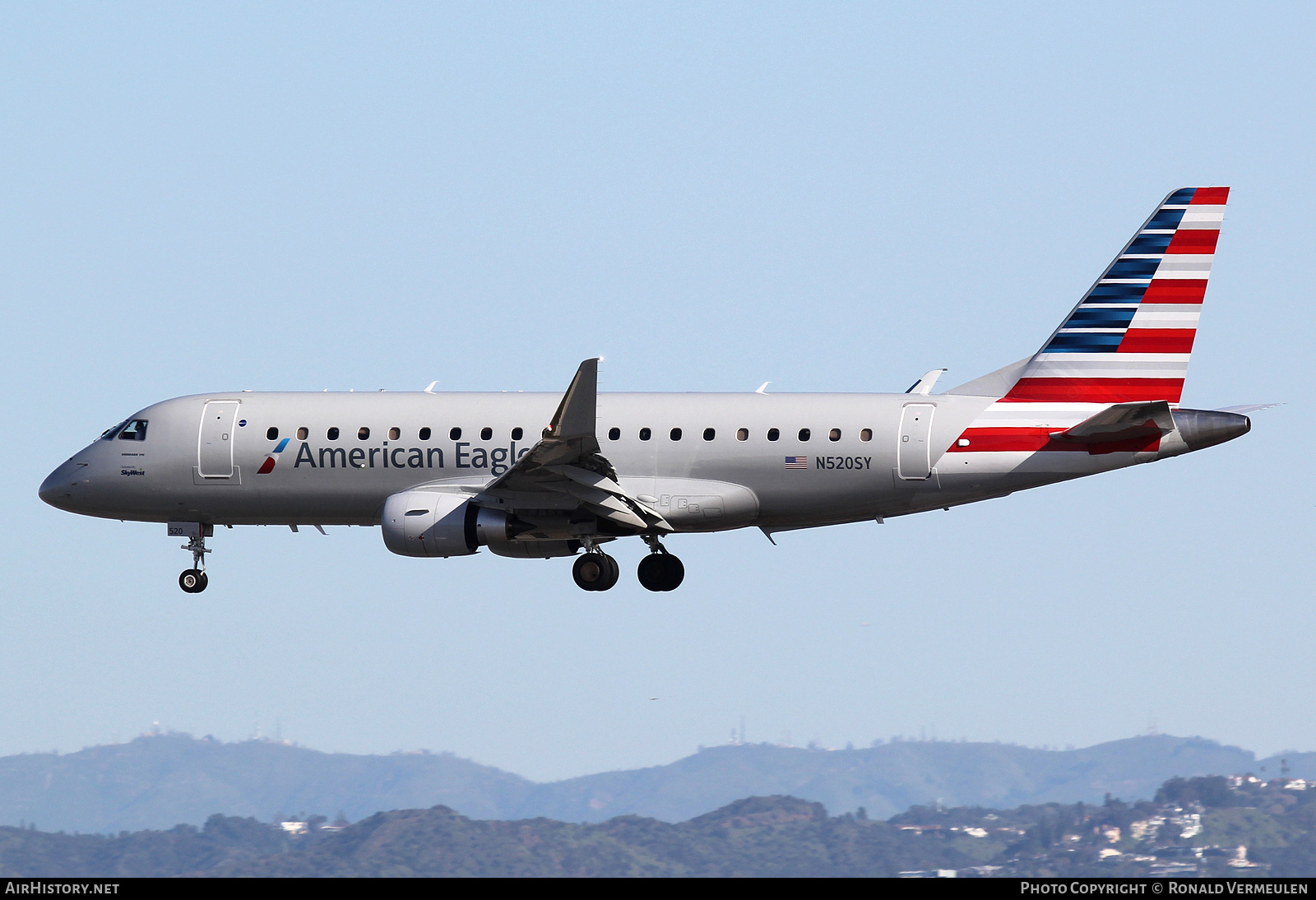 Aircraft Photo of N520SY | Embraer 175LR (ERJ-170-200LR) | American Eagle | AirHistory.net #679425