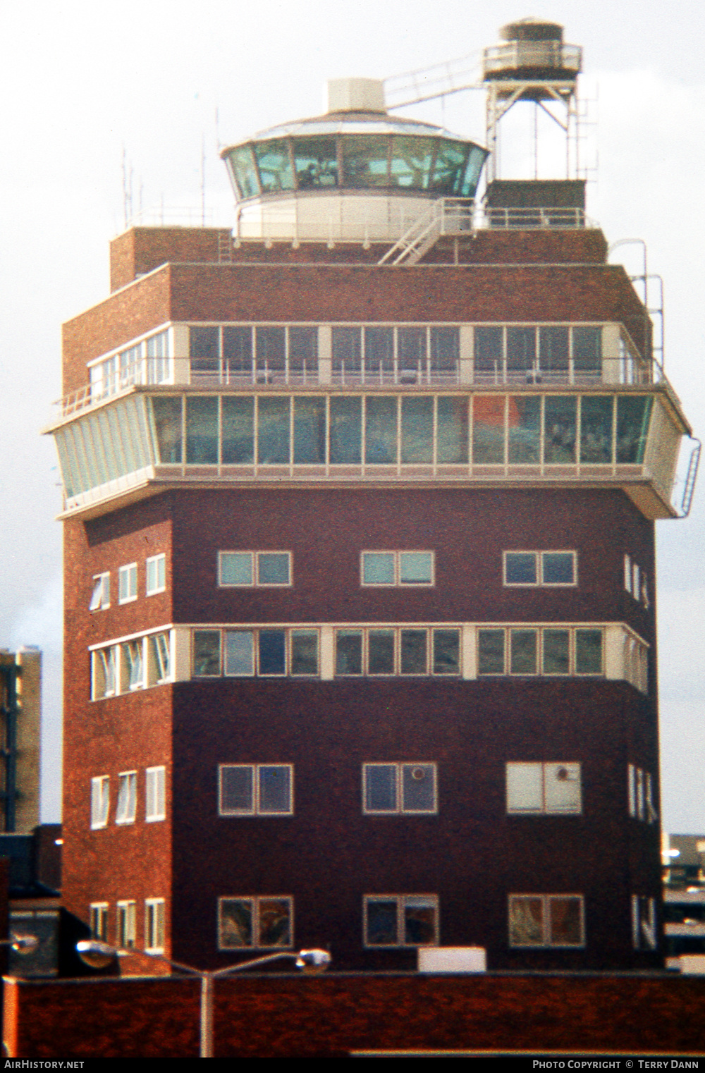 Airport photo of London - Heathrow (EGLL / LHR) in England, United Kingdom | AirHistory.net #679761