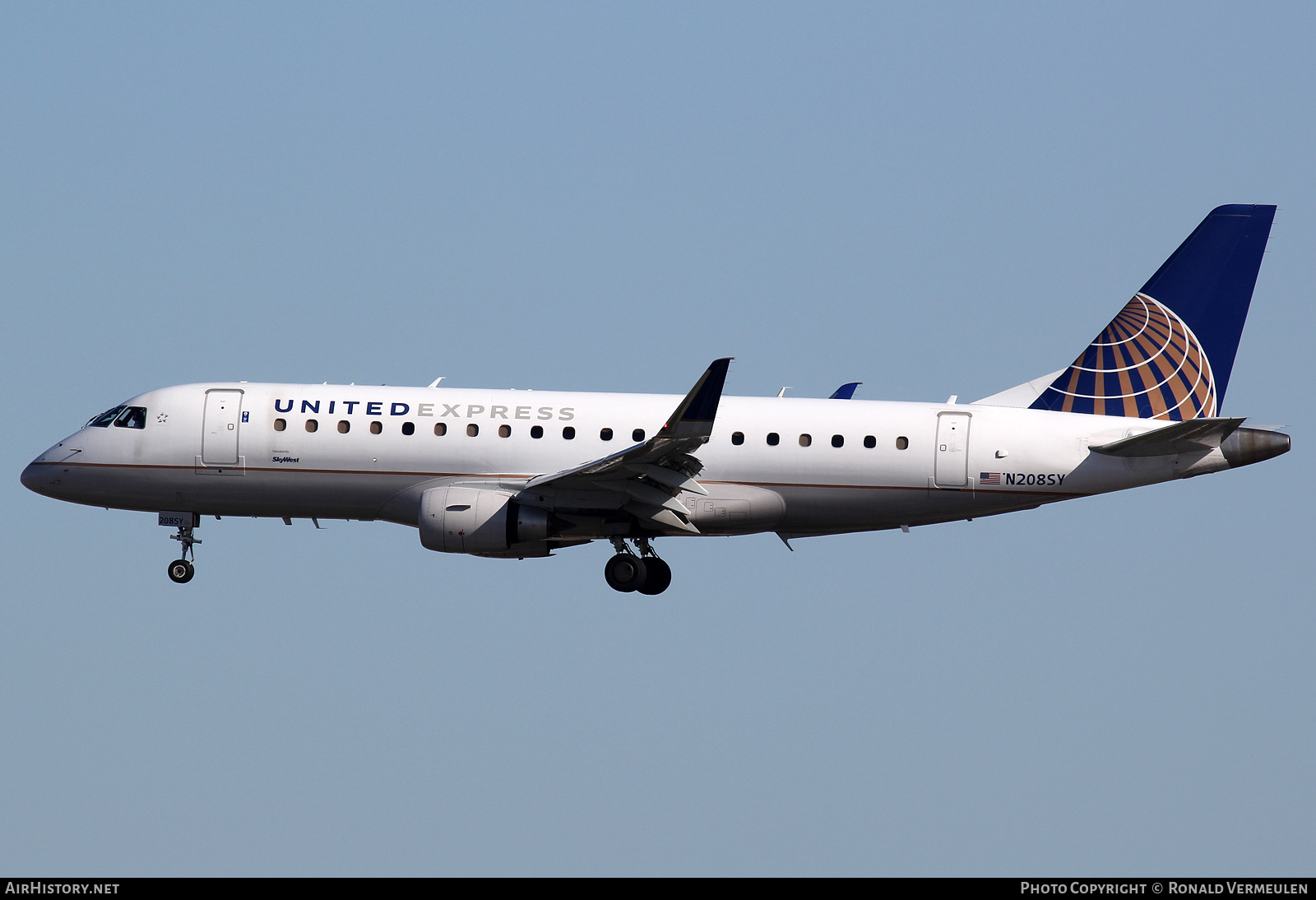 Aircraft Photo of N208SY | Embraer 175LR (ERJ-170-200LR) | United Express | AirHistory.net #679919