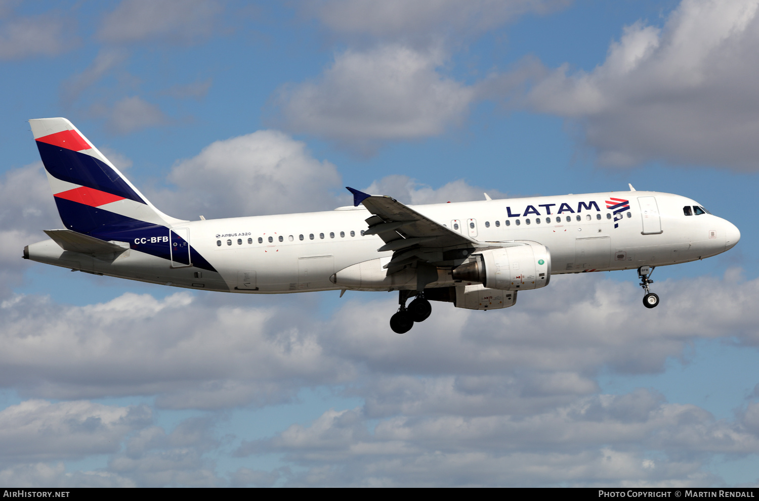Aircraft Photo of CC-BFB | Airbus A320-214 | LATAM Airlines | AirHistory.net #680500