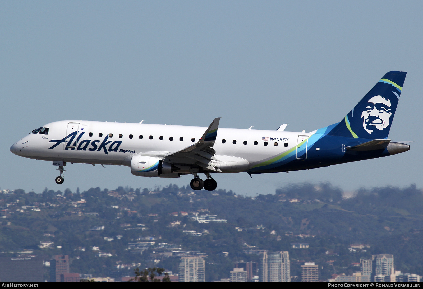 Aircraft Photo of N409SY | Embraer 175LR (ERJ-170-200LR) | Alaska Airlines | AirHistory.net #680628