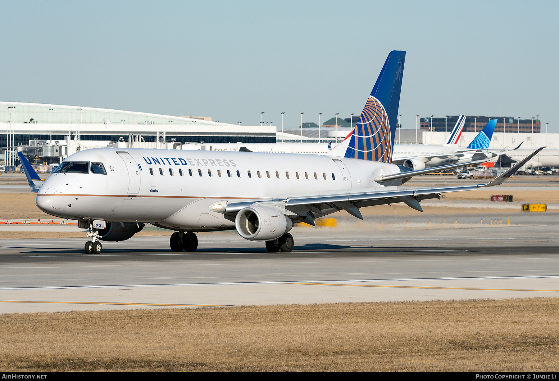 Aircraft Photo of N136SY | Embraer 175LR (ERJ-170-200LR) | United Express | AirHistory.net #681379