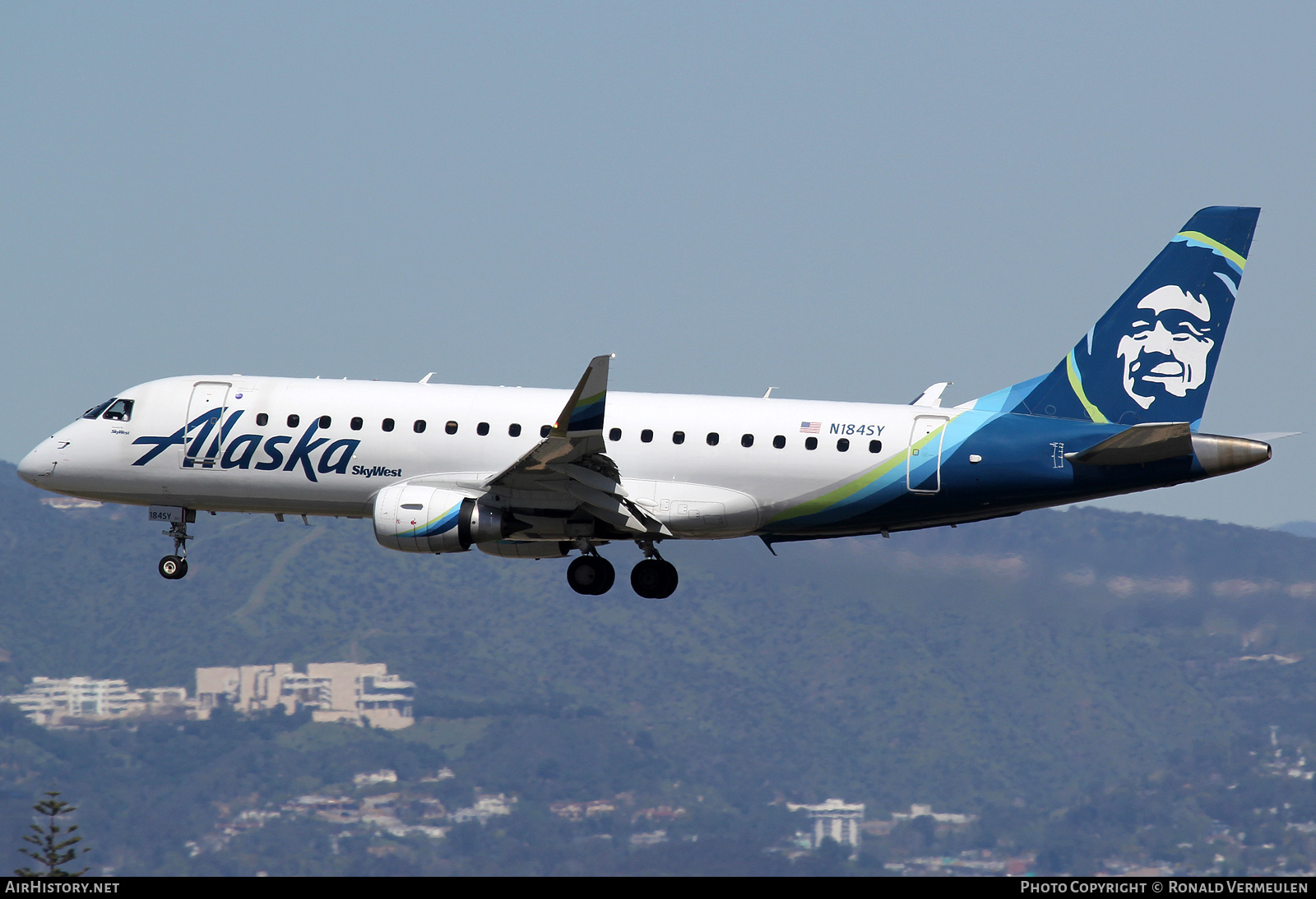 Aircraft Photo of N184SY | Embraer 175LR (ERJ-170-200LR) | Alaska Airlines | AirHistory.net #681429