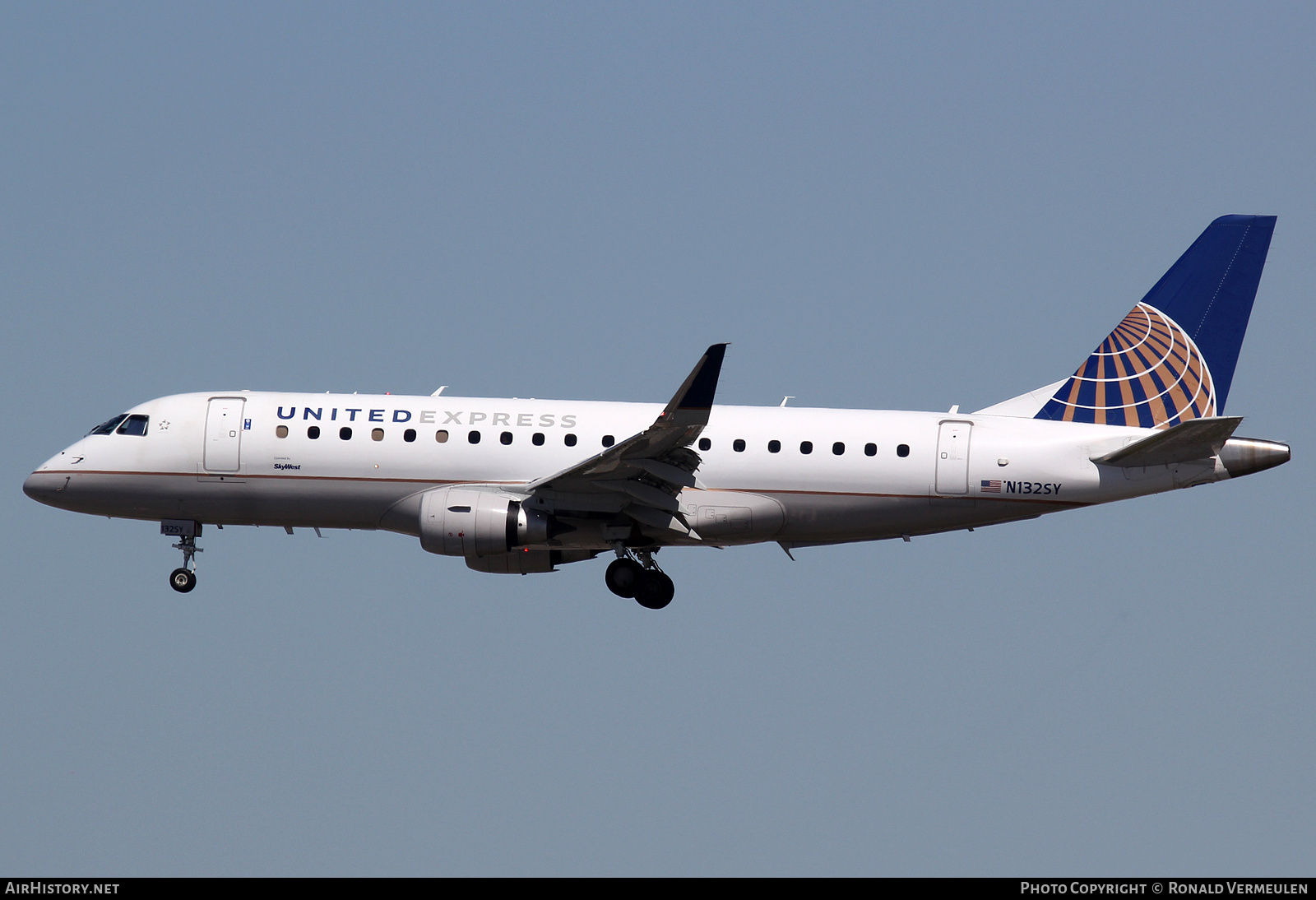 Aircraft Photo of N132SY | Embraer 175LR (ERJ-170-200LR) | United Express | AirHistory.net #681457