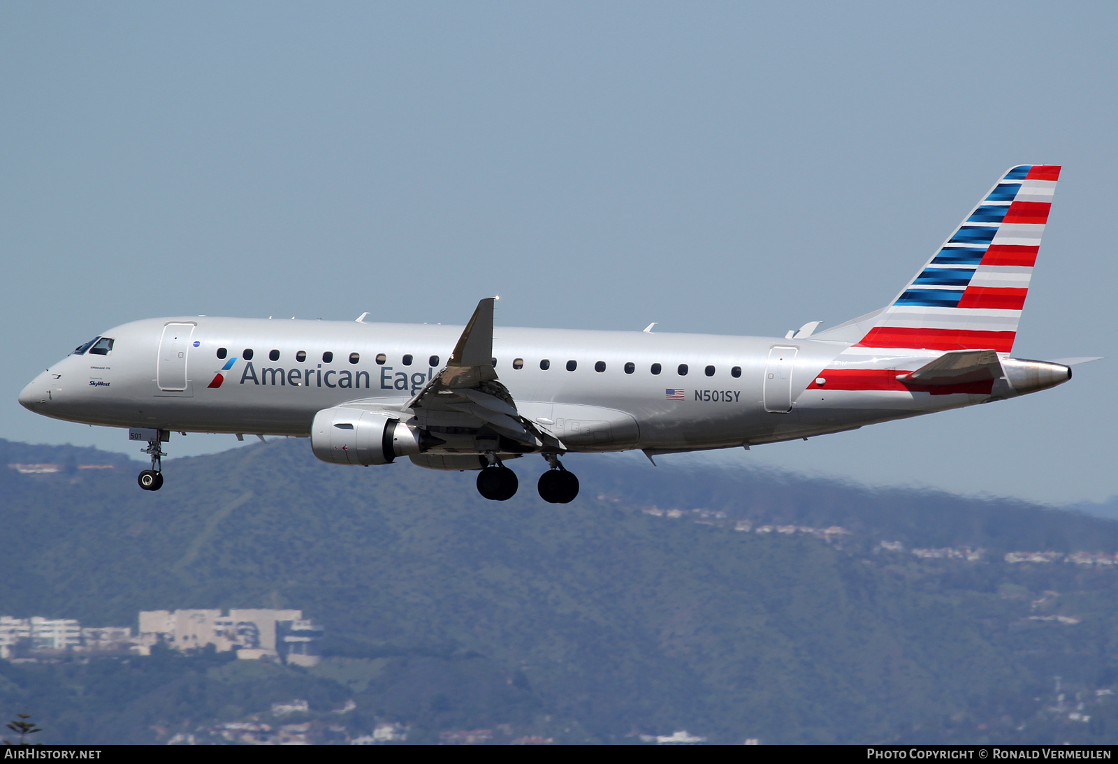 Aircraft Photo of N501SY | Embraer 175LR (ERJ-170-200LR) | American Eagle | AirHistory.net #682015