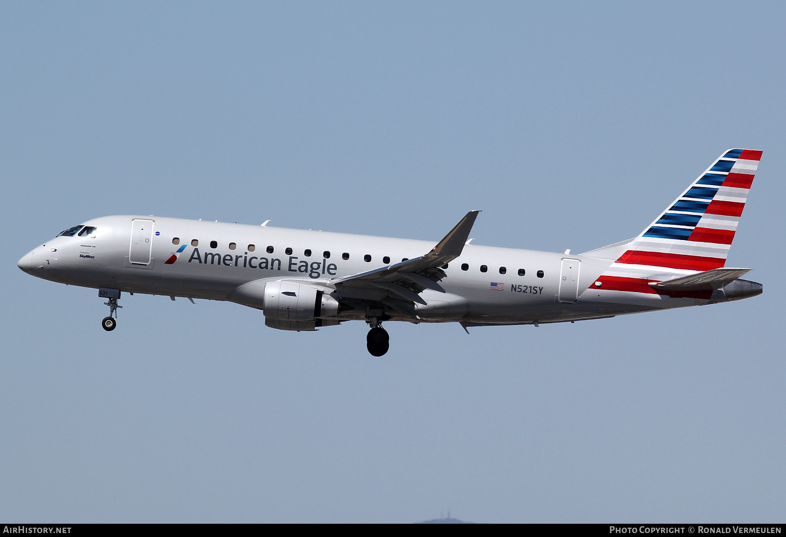 Aircraft Photo of N521SY | Embraer 175LR (ERJ-170-200LR) | American Eagle | AirHistory.net #682190