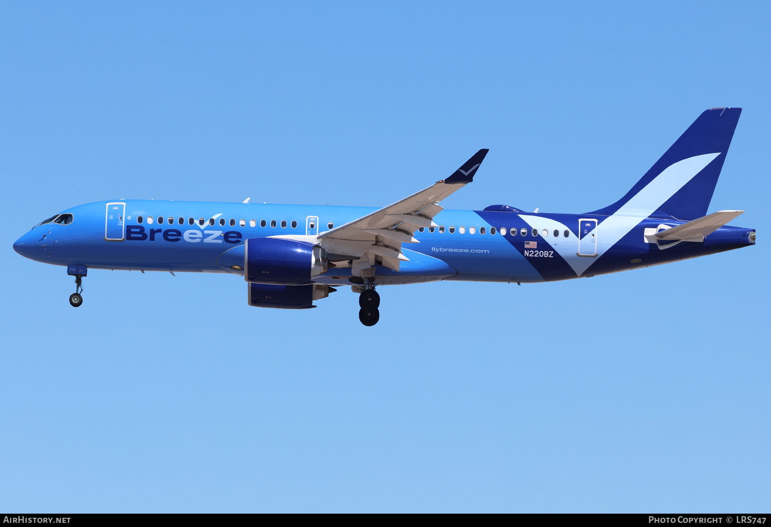 Aircraft Photo of N220BZ | Airbus A220-300 (BD-500-1A11) | Breeze Airways | AirHistory.net #683778