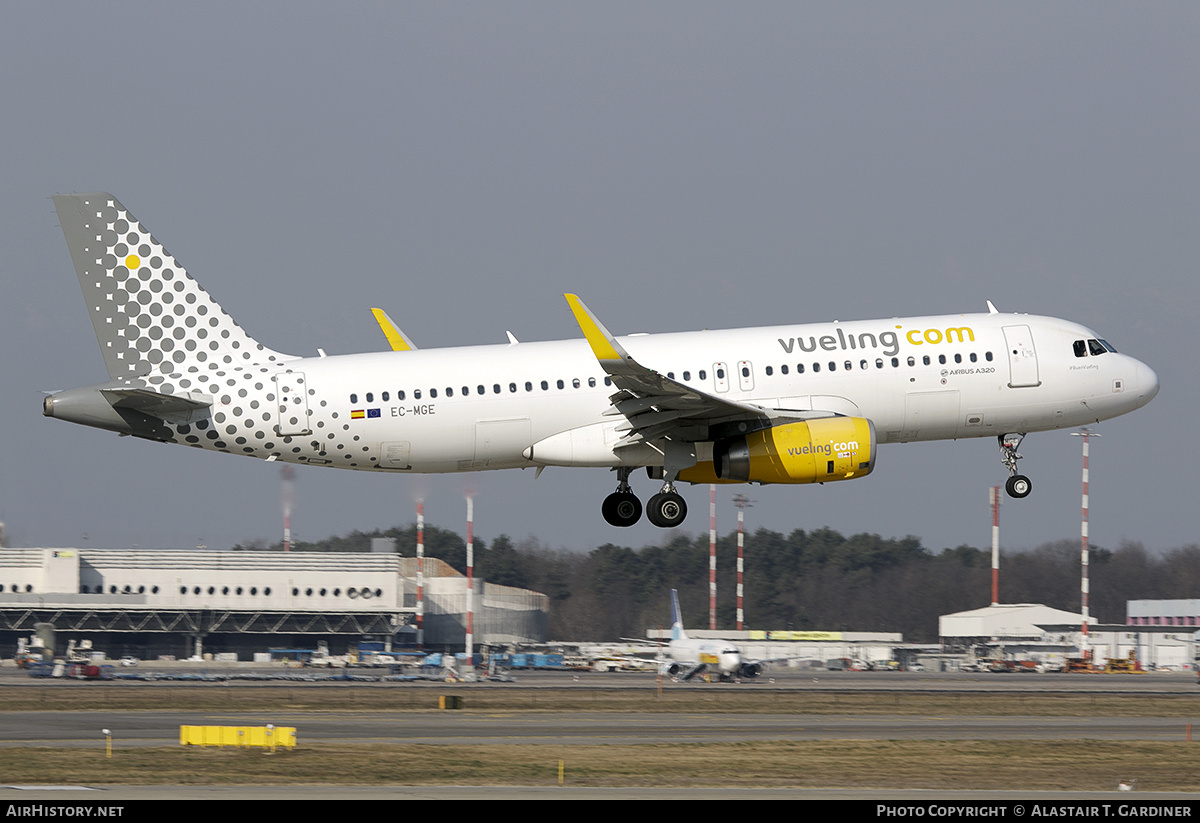 Aircraft Photo of EC-MGE | Airbus A320-232 | Vueling Airlines | AirHistory.net #684071