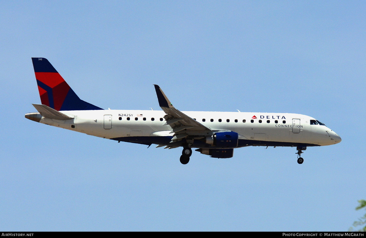 Aircraft Photo of N242SY | Embraer 175LR (ERJ-170-200LR) | Delta Connection | AirHistory.net #684466