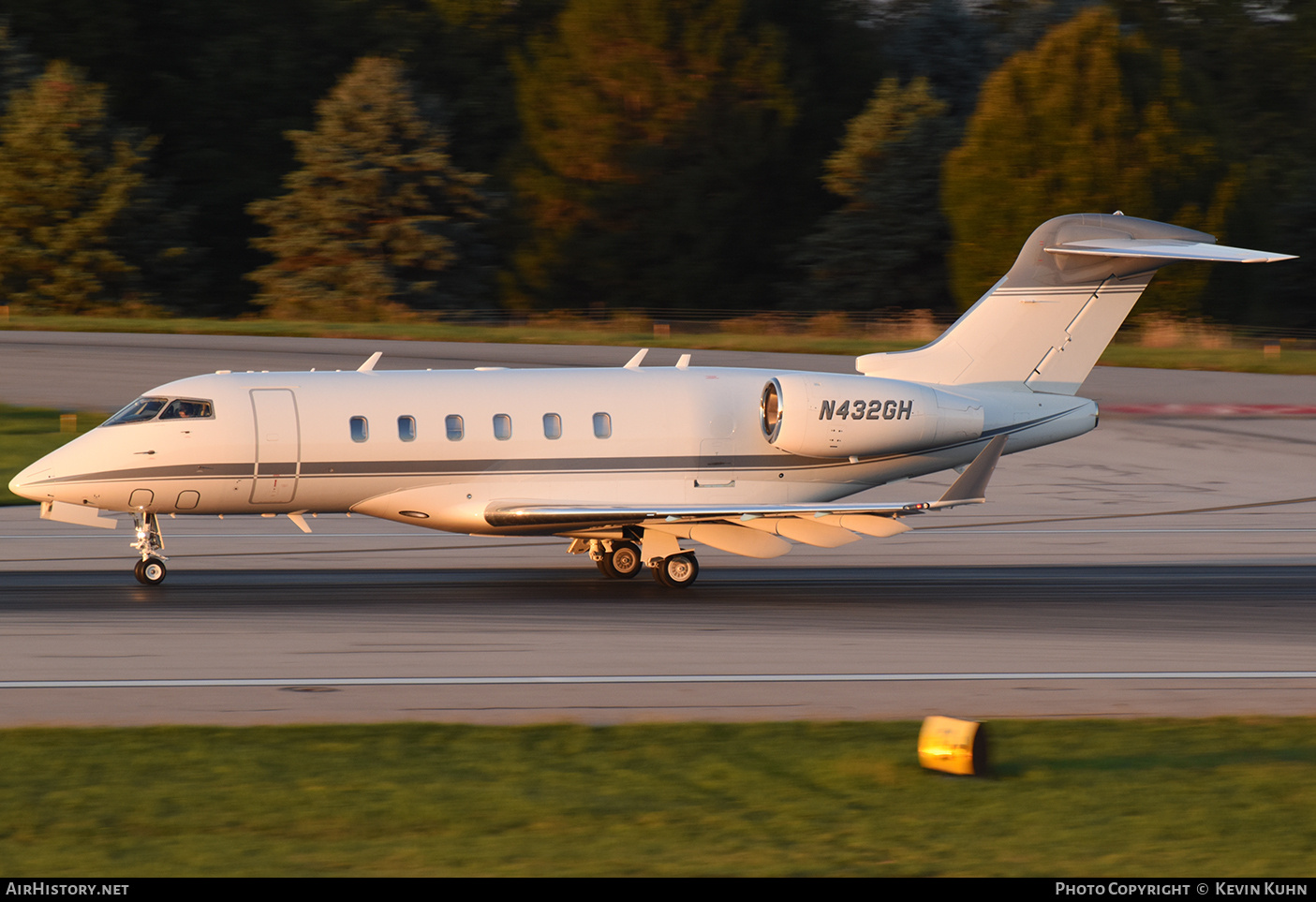 Aircraft Photo of N432GH | Bombardier Challenger 300 (BD-100-1A10) | AirHistory.net #685227