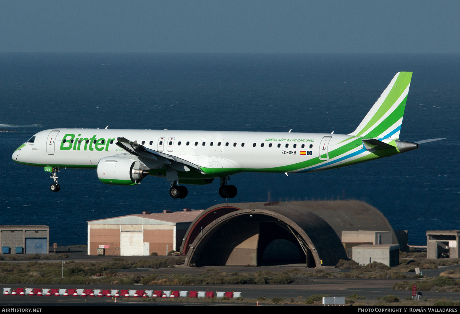 Aircraft Photo of EC-OEB / 19020117 | Embraer 195-E2 (ERJ-190-400) | Binter Canarias | AirHistory.net #686487