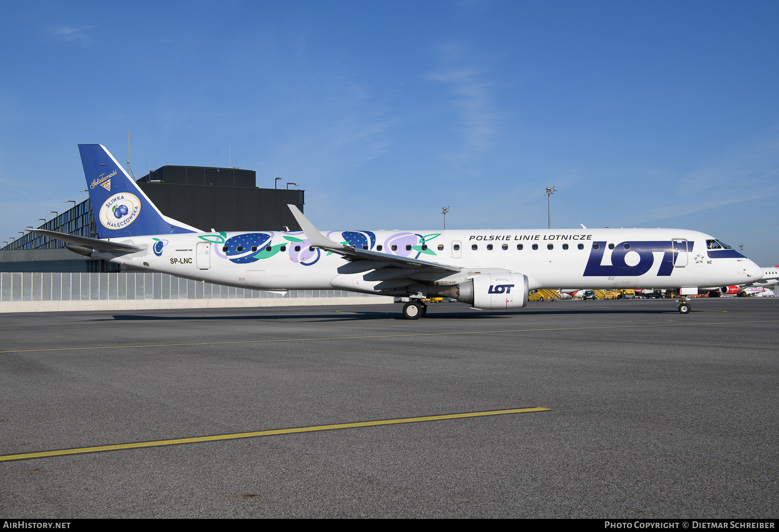 Aircraft Photo of SP-LNC | Embraer 195LR (ERJ-190-200LR) | LOT Polish Airlines - Polskie Linie Lotnicze | AirHistory.net #687068