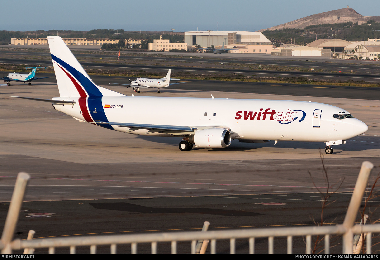 Aircraft Photo of EC-MIE | Boeing 737-4Y0(SF) | Swiftair | AirHistory.net #689215