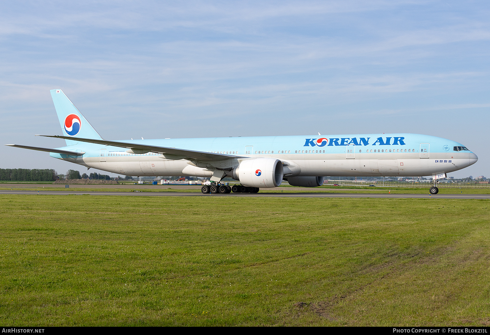 Aircraft Photo of HL8217 | Boeing 777-3B5/ER | Korean Air | AirHistory.net #689275
