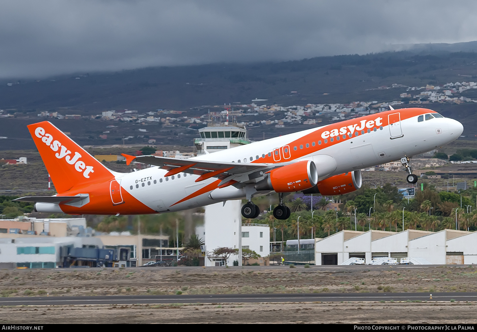 Aircraft Photo of G-EZTX | Airbus A320-214 | EasyJet | AirHistory.net #689548