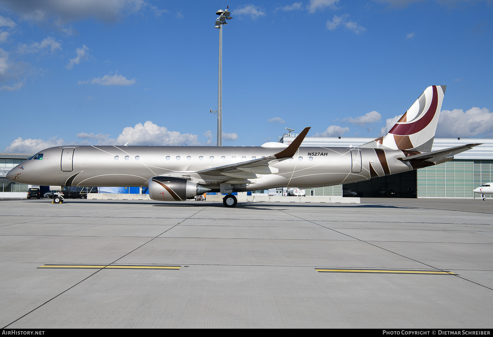 Aircraft Photo of N527AH | Embraer Lineage 1000E (ERJ-190-100ECJ) | AirHistory.net #690693