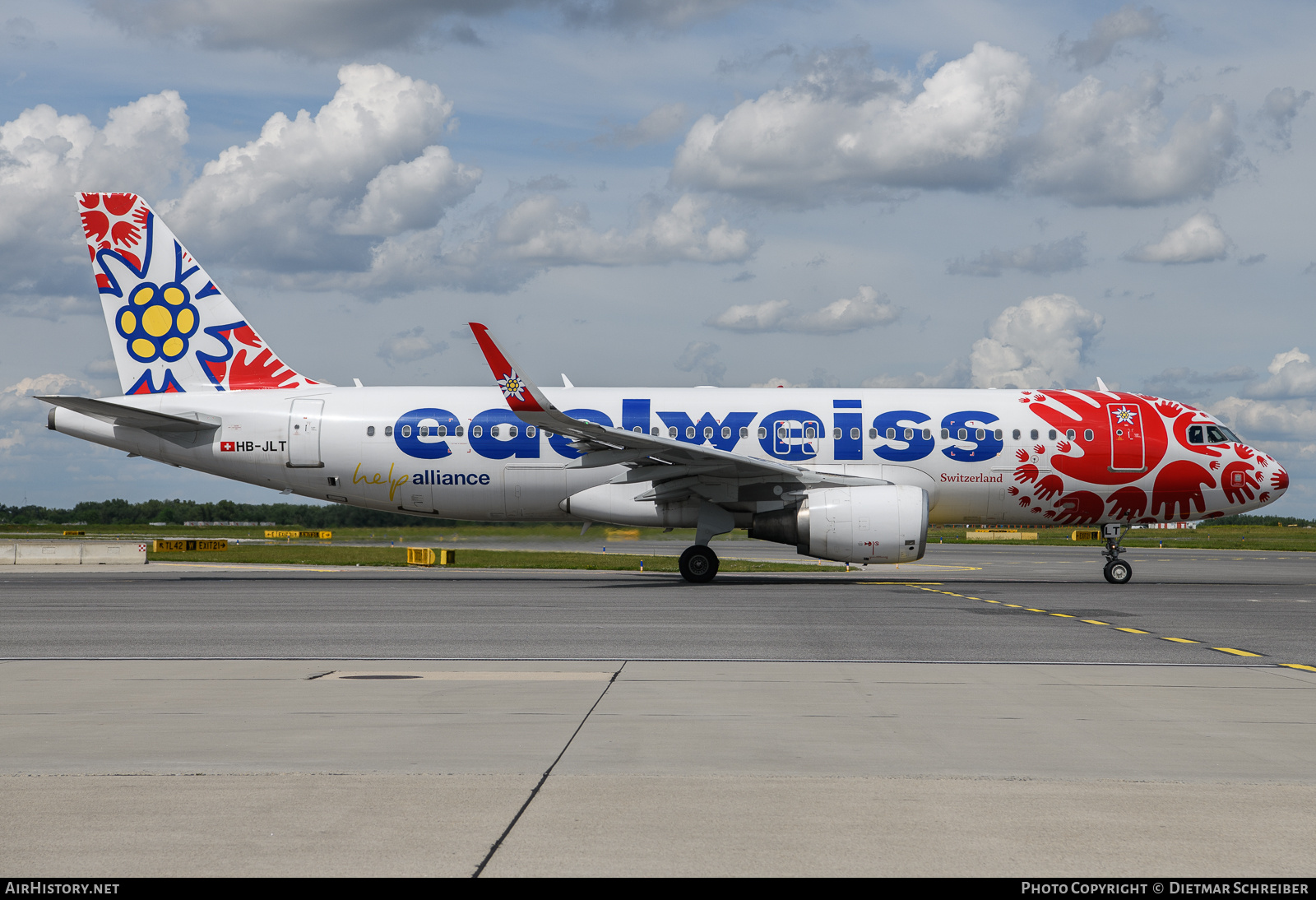 Aircraft Photo of HB-JLT | Airbus A320-214 | Edelweiss Air | AirHistory.net #690737