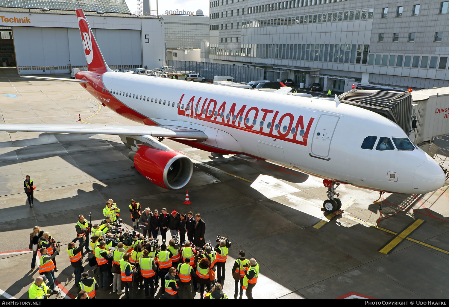 Aircraft Photo of OE-LOF | Airbus A320-214 | Laudamotion | AirHistory.net #692244