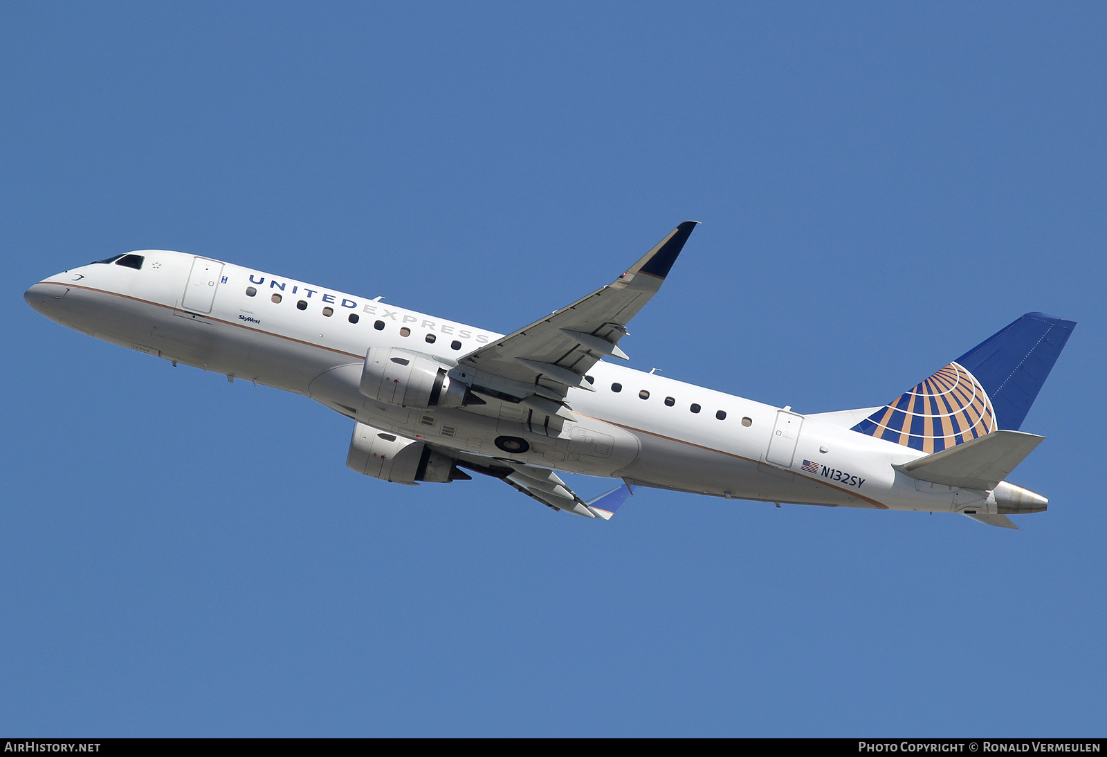 Aircraft Photo of N132SY | Embraer 175LR (ERJ-170-200LR) | United Express | AirHistory.net #692820