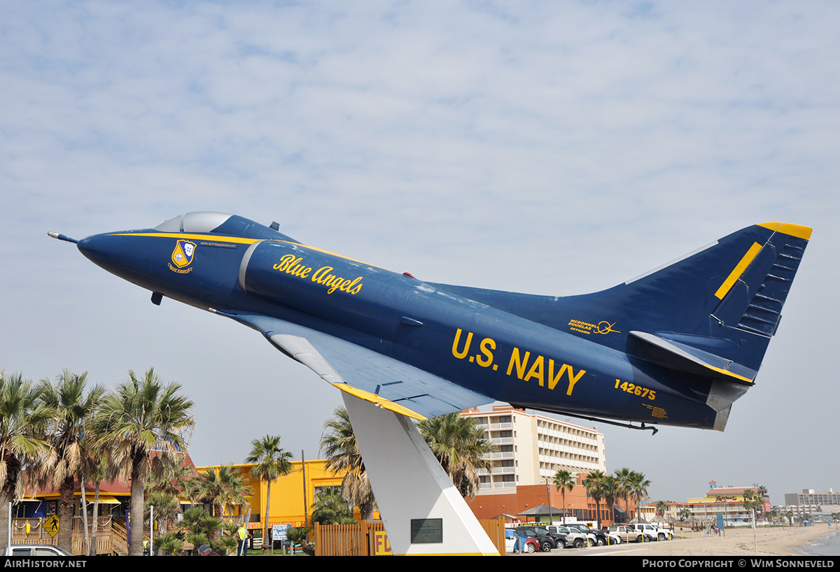 Aircraft Photo of 142675 | Douglas A-4B Skyhawk (A4D-2) | USA - Navy | AirHistory.net #693104