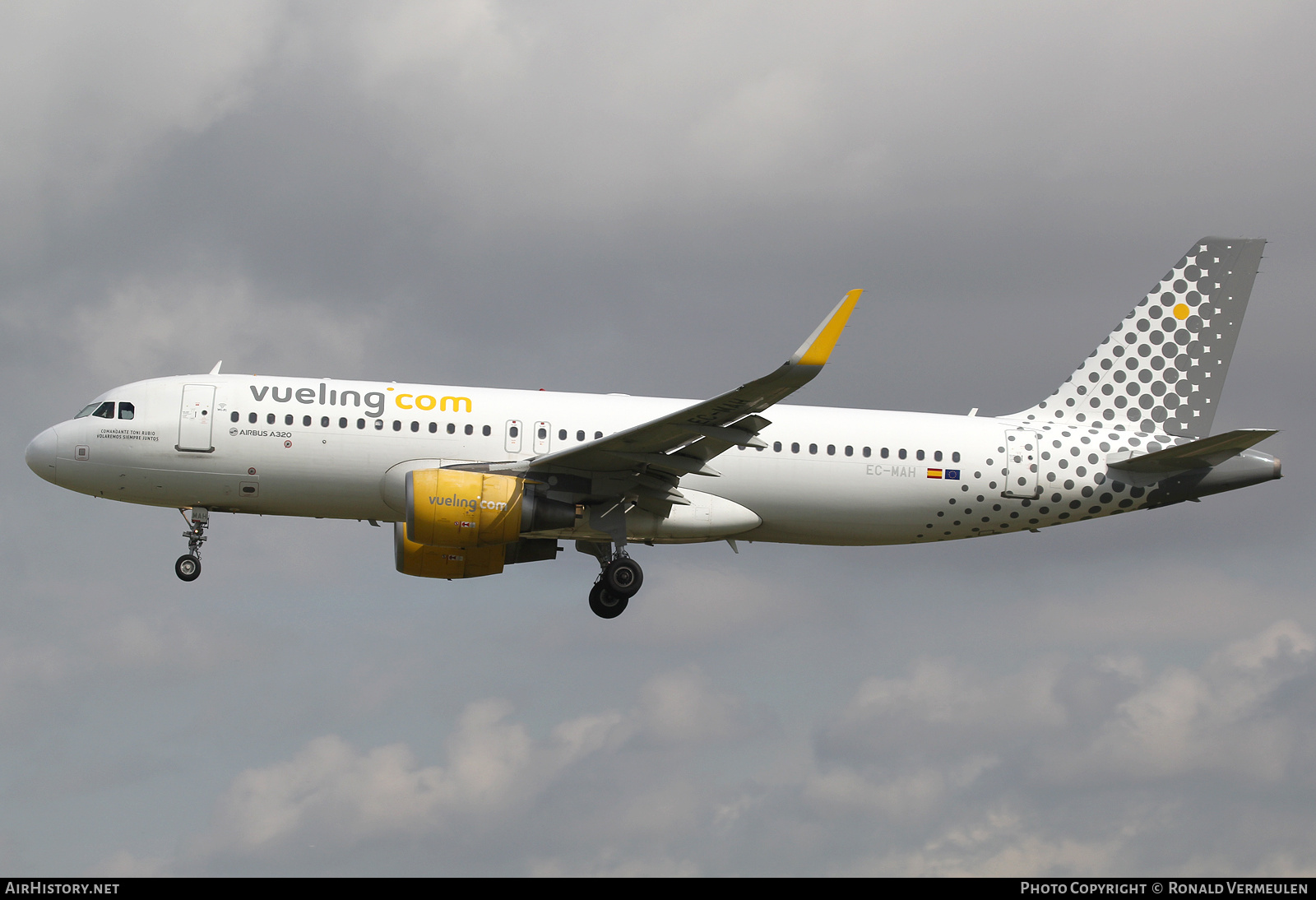 Aircraft Photo of EC-MAH | Airbus A320-214 | Vueling Airlines | AirHistory.net #693835