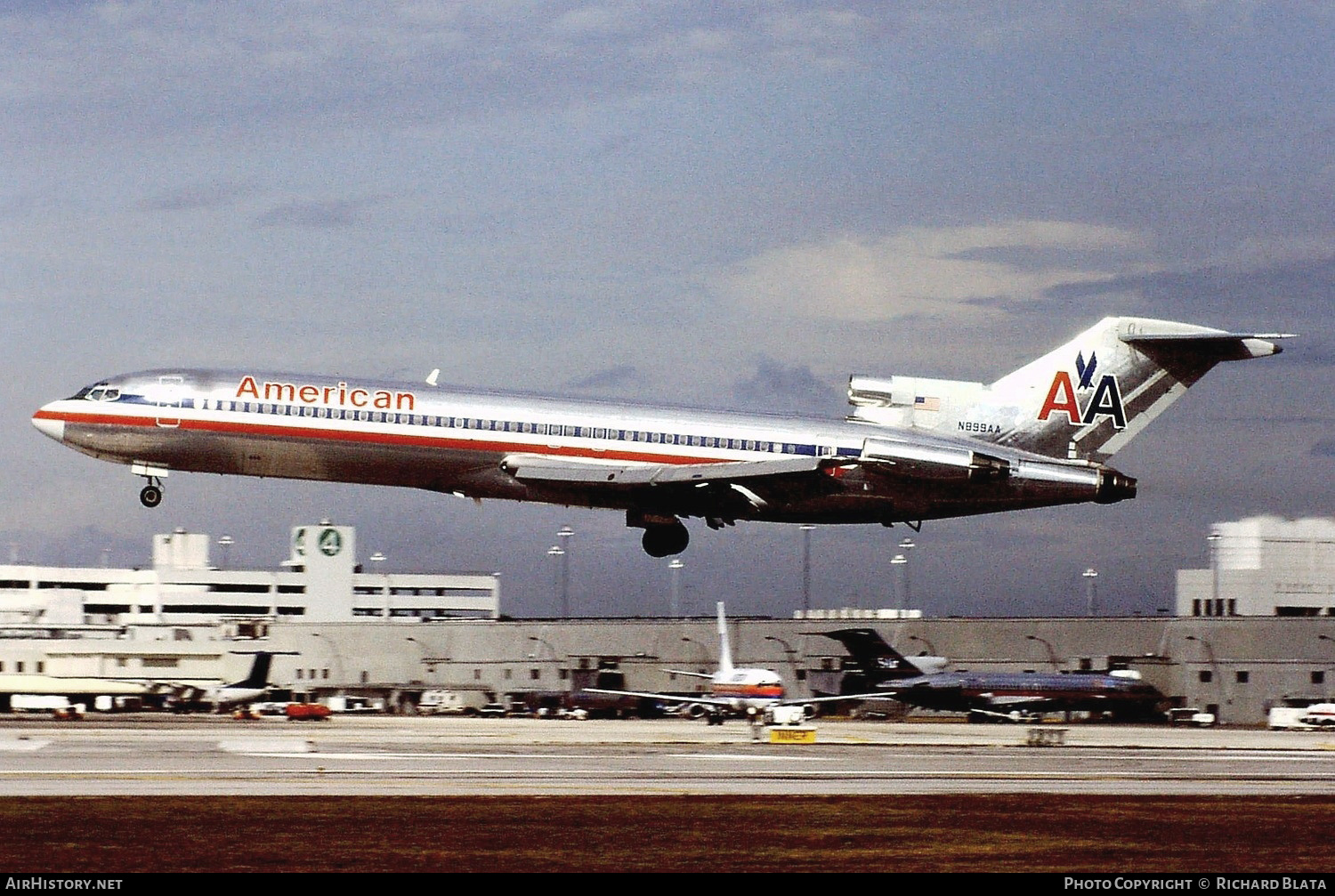 Aircraft Photo of N899AA | Boeing 727-223/Adv | American Airlines | AirHistory.net #694137