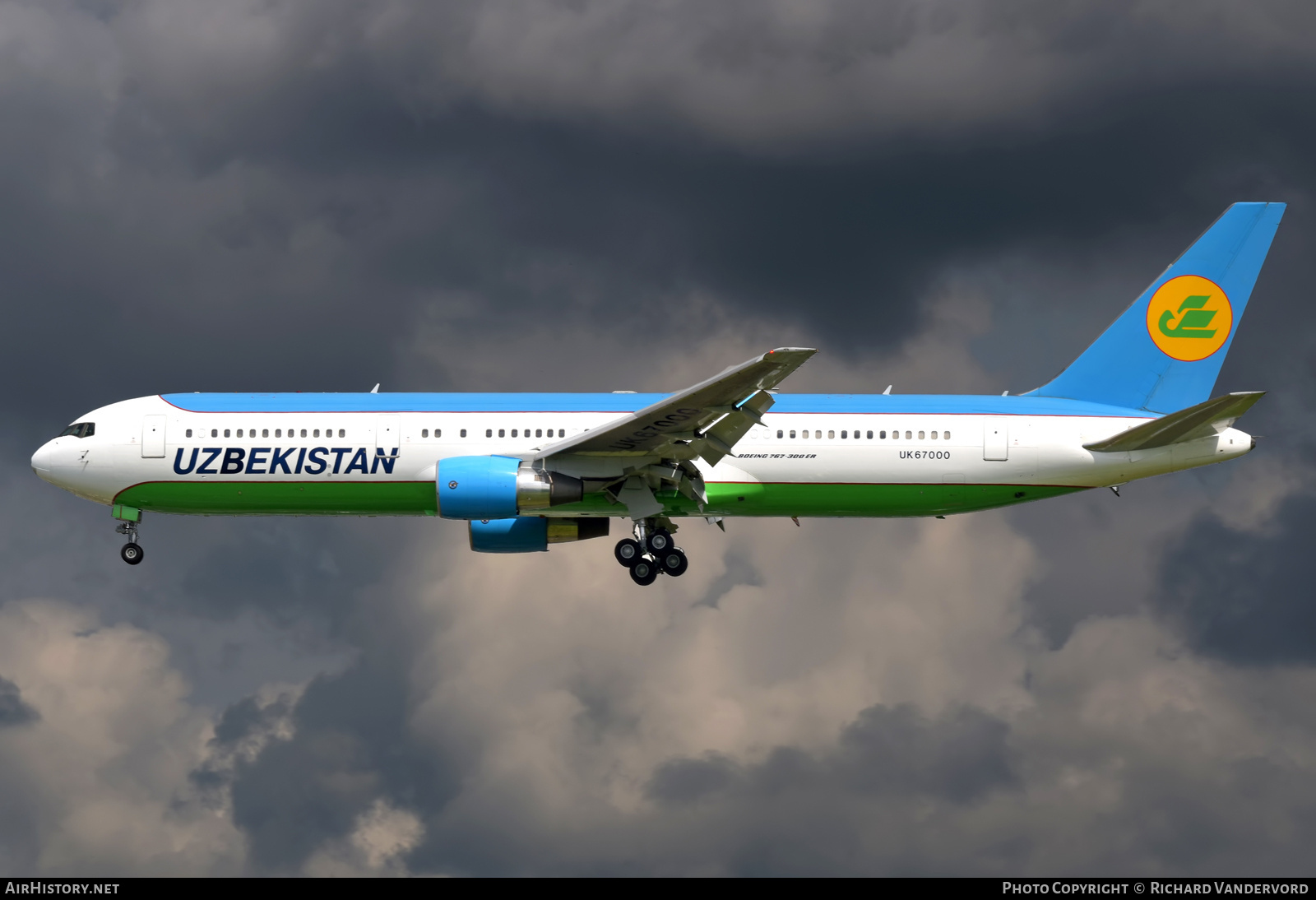 Aircraft Photo of UK67000 | Boeing 767-33P/ER | Uzbekistan - Government | AirHistory.net #695553