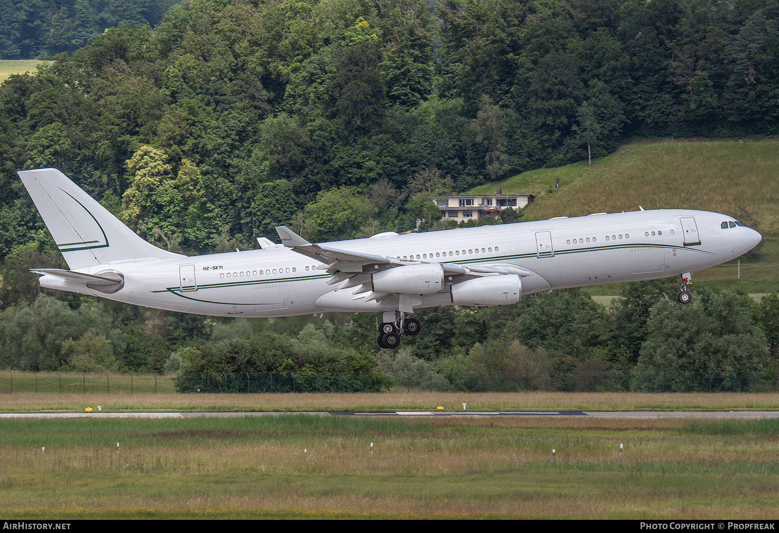 Aircraft Photo of HZ-SKY1 | Airbus A340-212 | AirHistory.net #697815