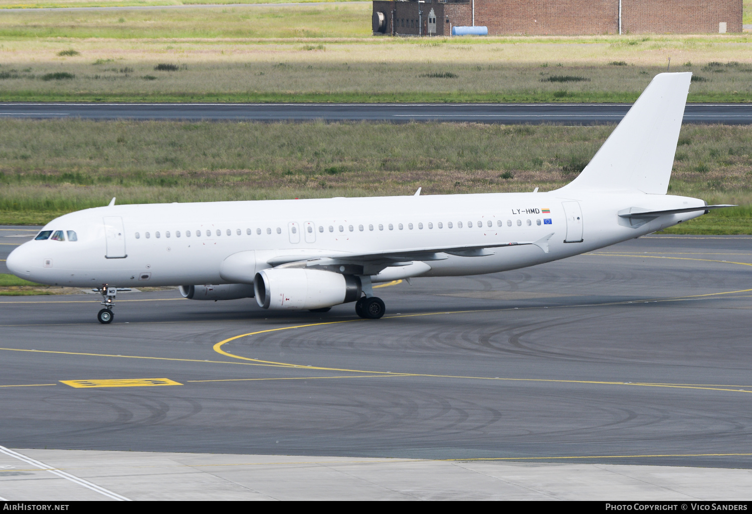 Aircraft Photo of LY-HMD | Airbus A320-233 | AirHistory.net #698029