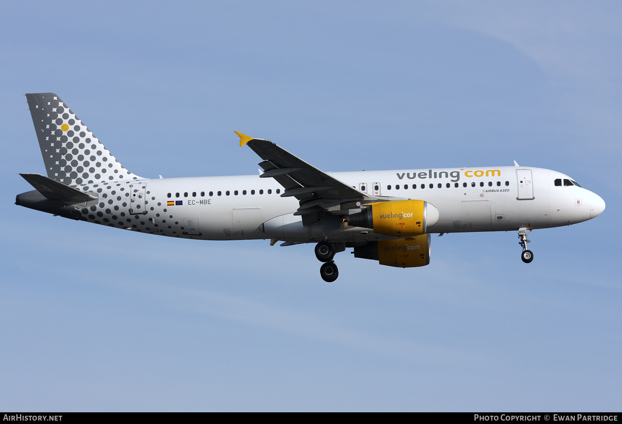Aircraft Photo of EC-MBE | Airbus A320-214 | Vueling Airlines | AirHistory.net #698896