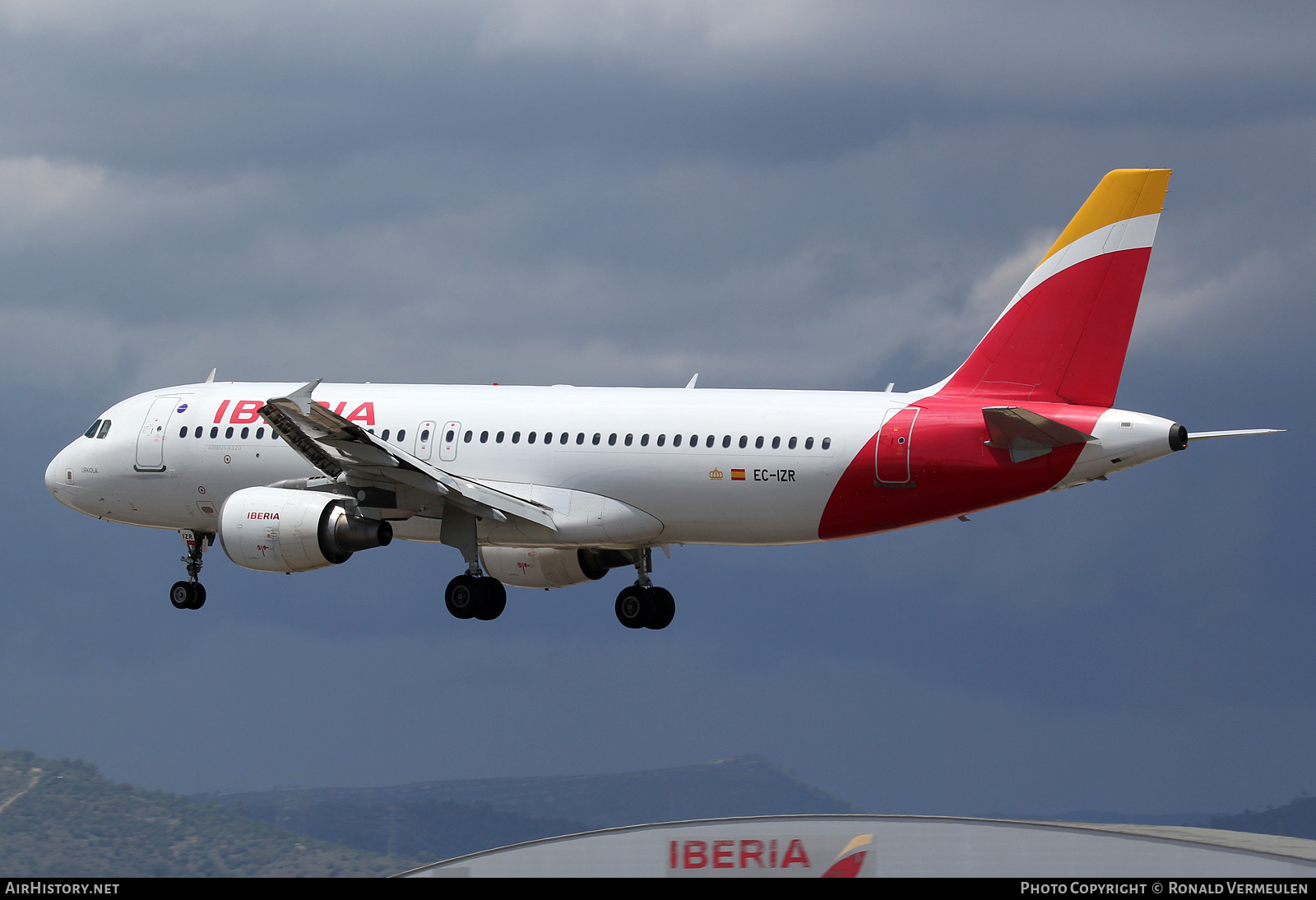 Aircraft Photo of EC-IZR | Airbus A320-214 | Iberia | AirHistory.net #698905