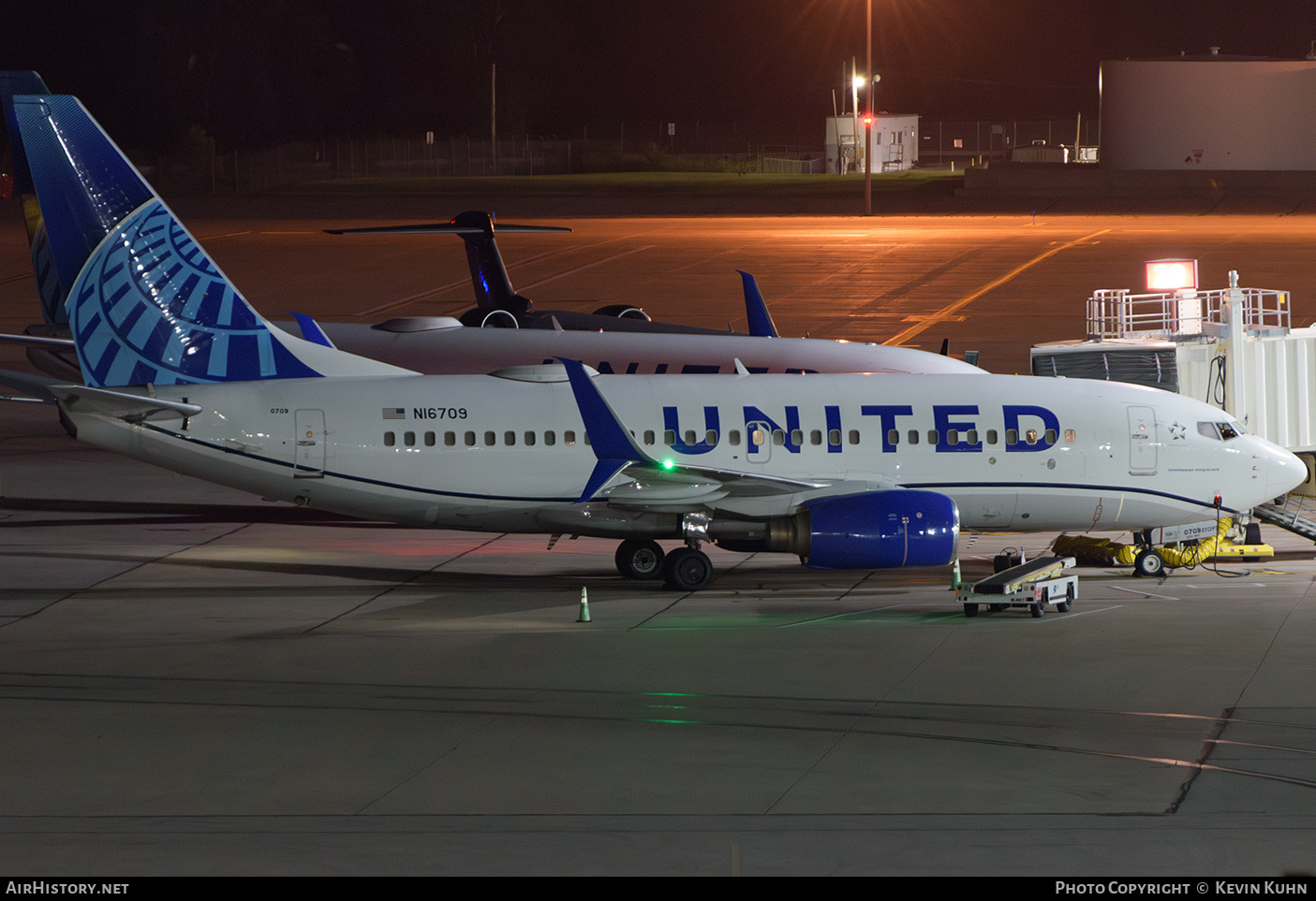 Aircraft Photo of N16709 | Boeing 737-724 | United Airlines | AirHistory.net #699218