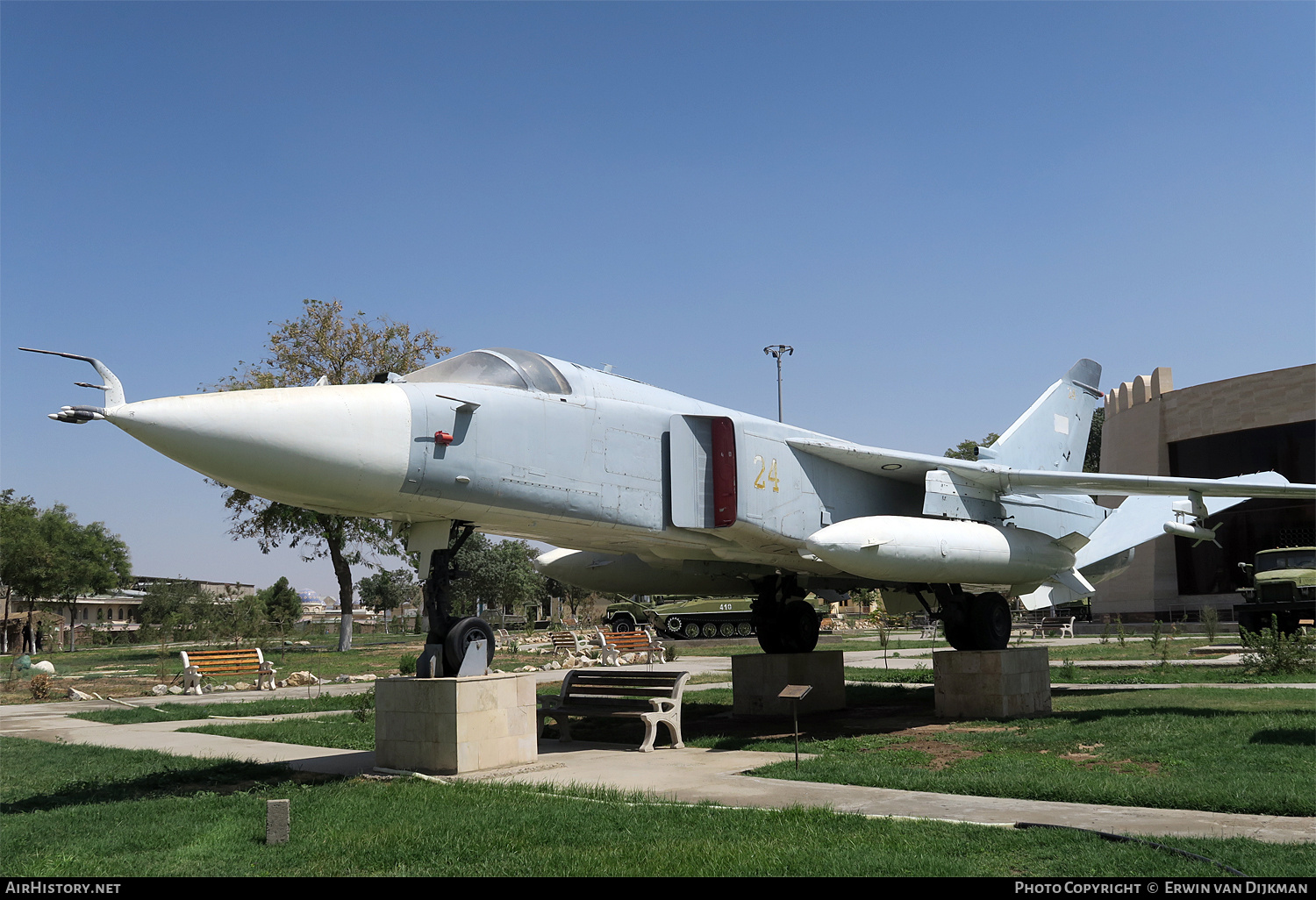 Aircraft Photo of 24 yellow | Sukhoi Su-24 | Uzbekistan - Air Force | AirHistory.net #699442