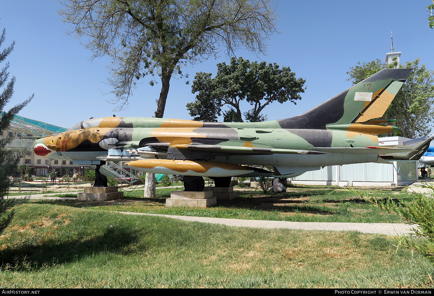 Aircraft Photo of 17 red | Sukhoi Su-17M3 | Uzbekistan - Air Force | AirHistory.net #699447