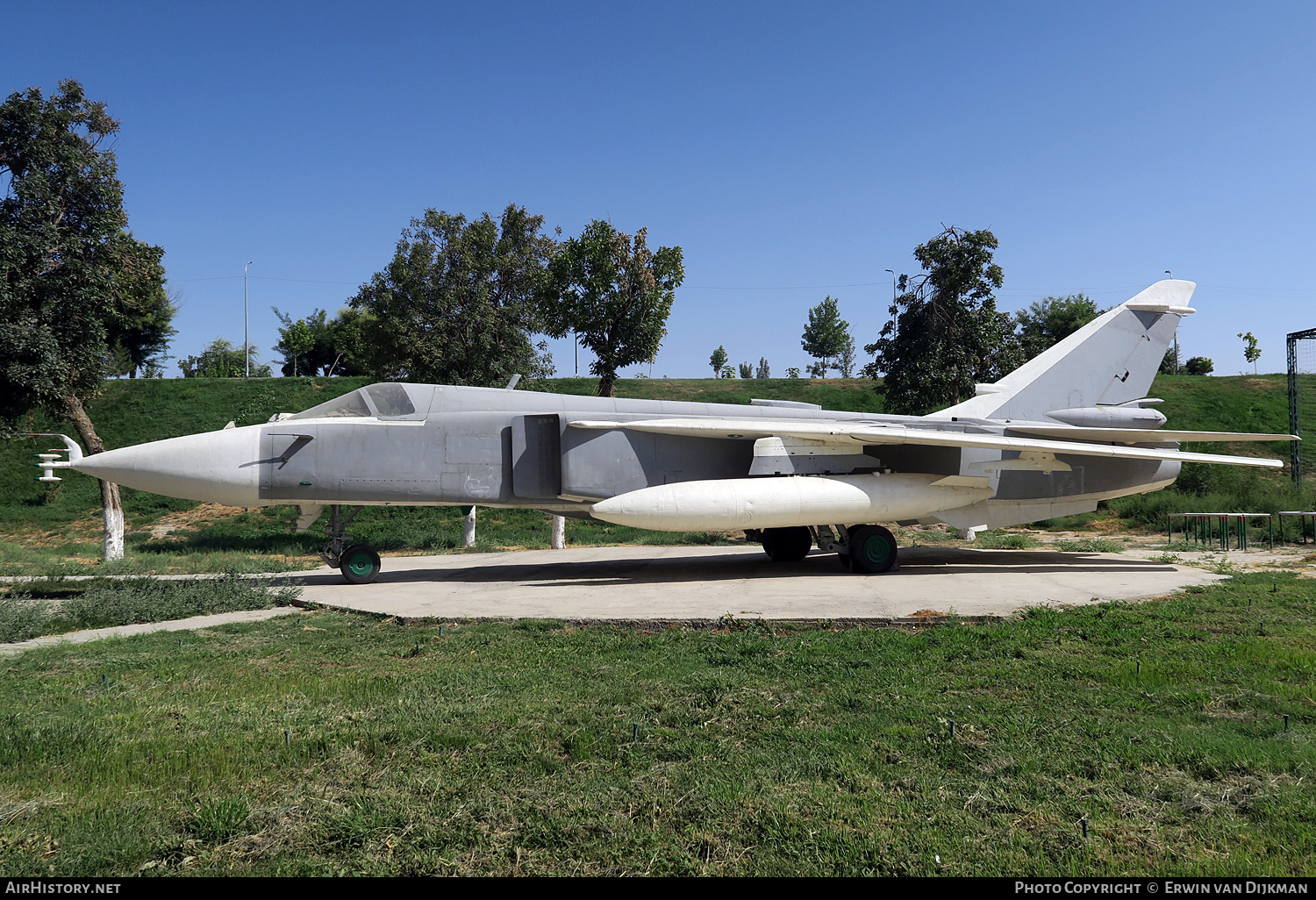 Aircraft Photo of No Reg | Sukhoi Su-24 | Uzbekistan - Air Force | AirHistory.net #699459