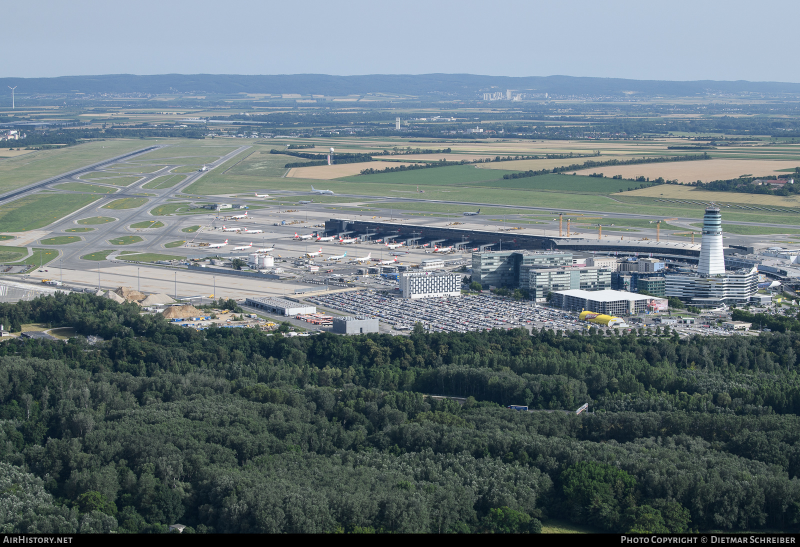 Airport photo of Vienna - Schwechat (LOWW / VIE) in Austria | AirHistory.net #700143