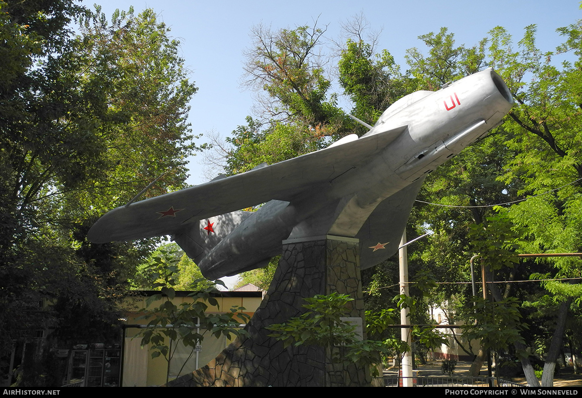 Aircraft Photo of 01 red | Mikoyan-Gurevich MiG-17 | Soviet Union - Air Force | AirHistory.net #700182
