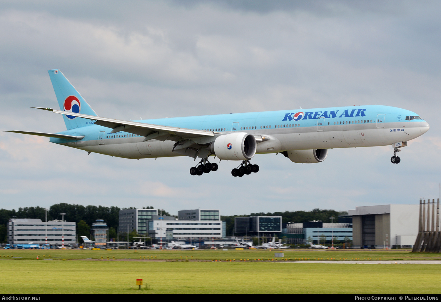 Aircraft Photo of HL8208 | Boeing 777-3B5/ER | Korean Air | AirHistory.net #706722