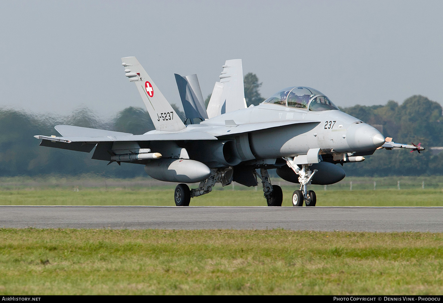 Aircraft Photo of J-5237 | McDonnell Douglas F/A-18D Hornet | Switzerland - Air Force | AirHistory.net #707110