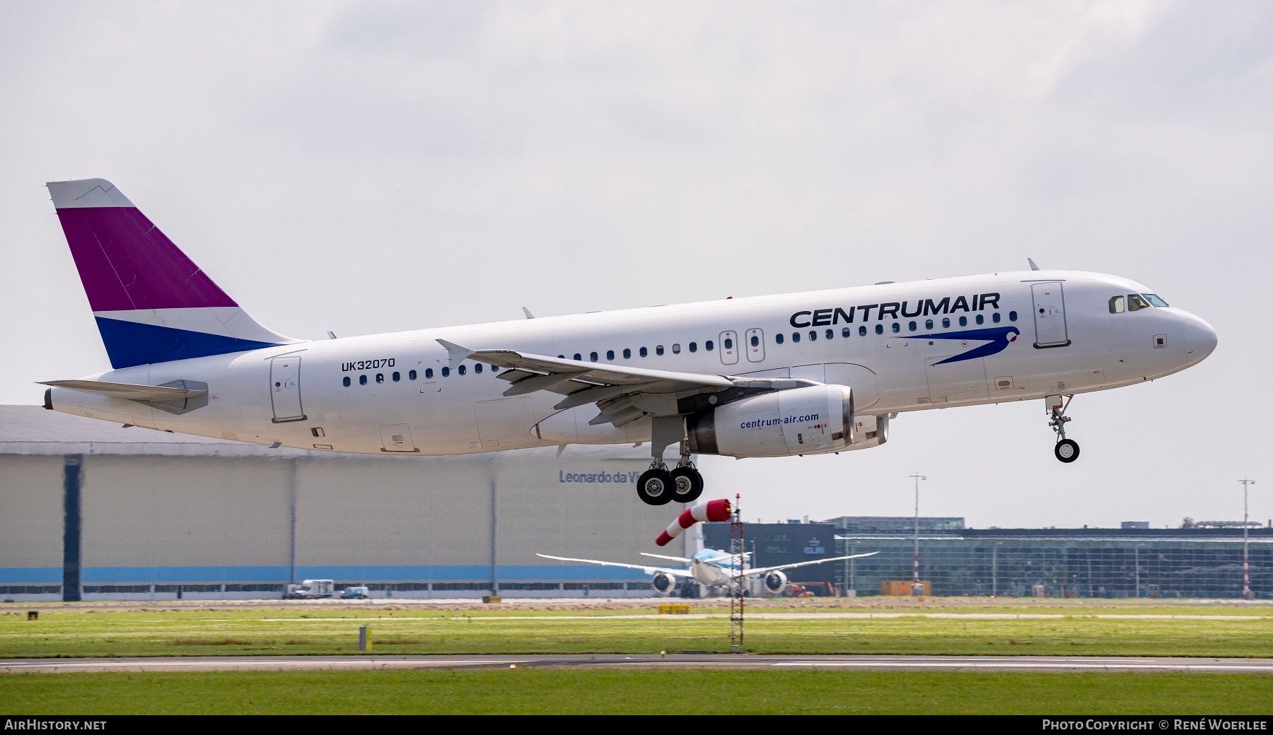Aircraft Photo of UK32070 | Airbus A320-233 | Centrum Air | AirHistory.net #707942