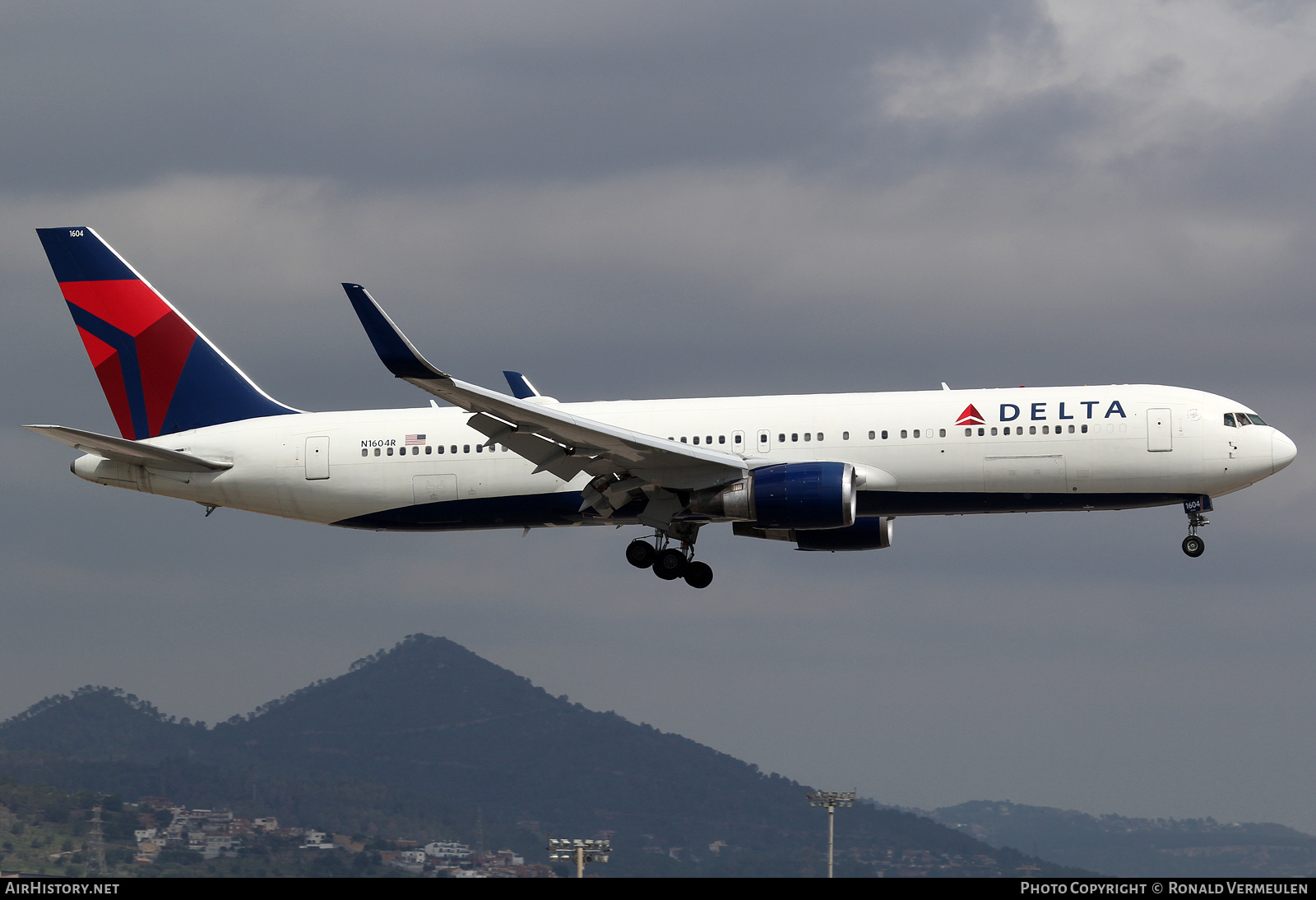 Aircraft Photo of N1604R | Boeing 767-332/ER | Delta Air Lines | AirHistory.net #708152