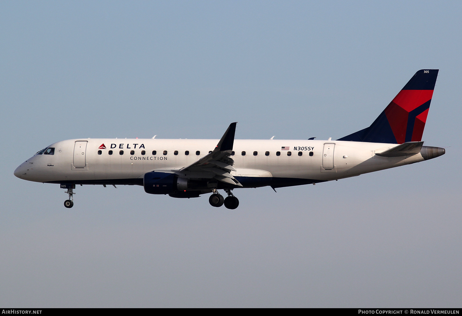 Aircraft Photo of N305SY | Embraer 175LR (ERJ-170-200LR) | Delta Connection | AirHistory.net #708473