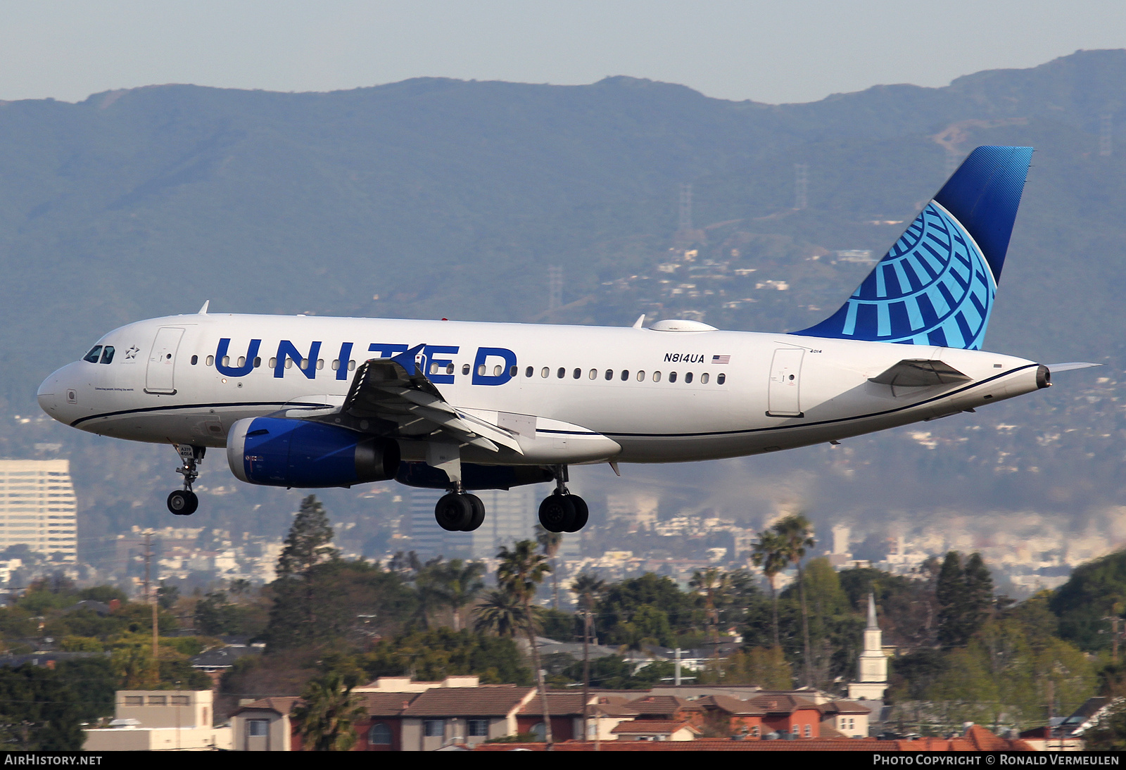 Aircraft Photo of N814UA | Airbus A319-131 | United Airlines | AirHistory.net #708476