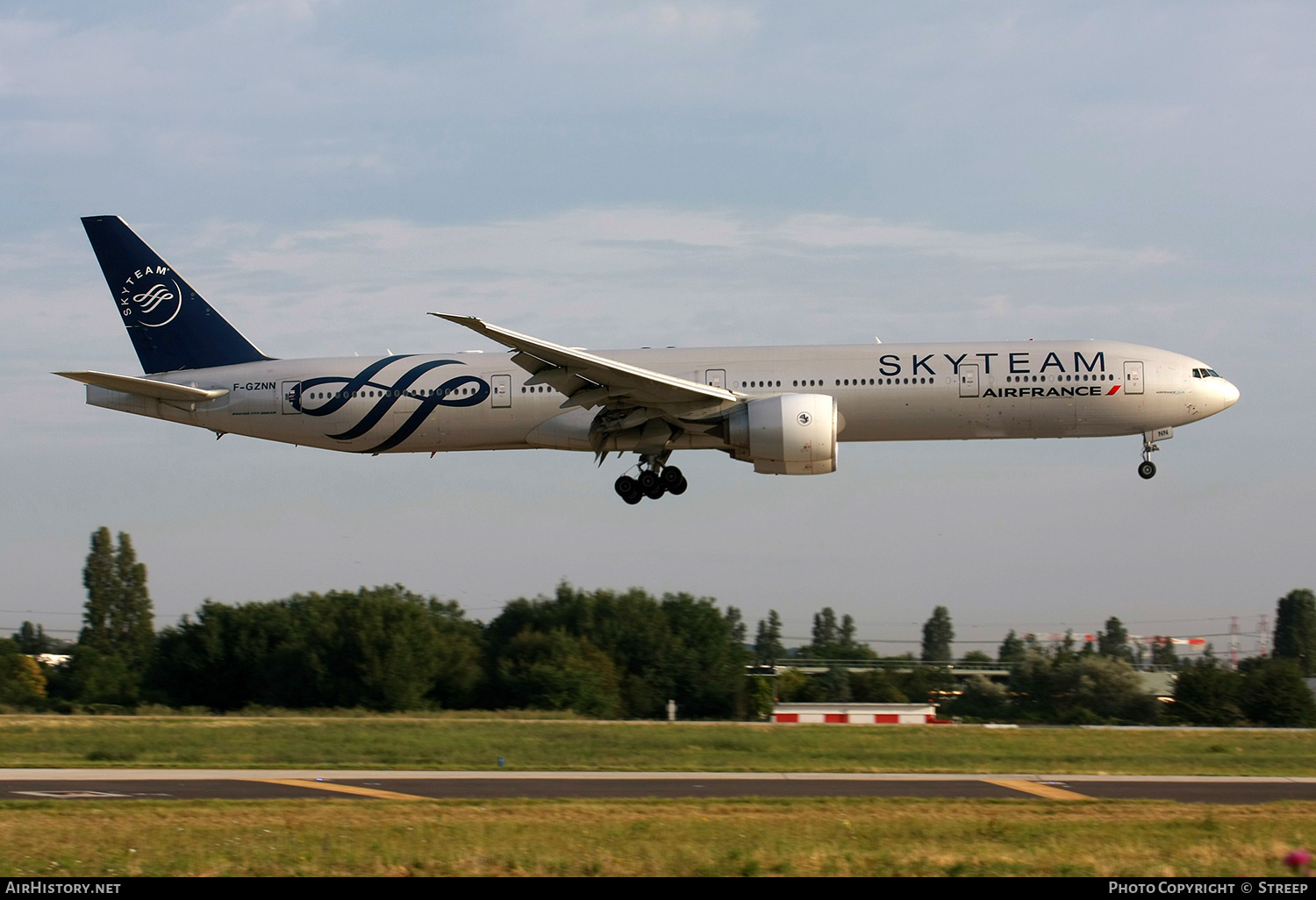 Aircraft Photo of F-GZNN | Boeing 777-328/ER | Air France | AirHistory.net #710026