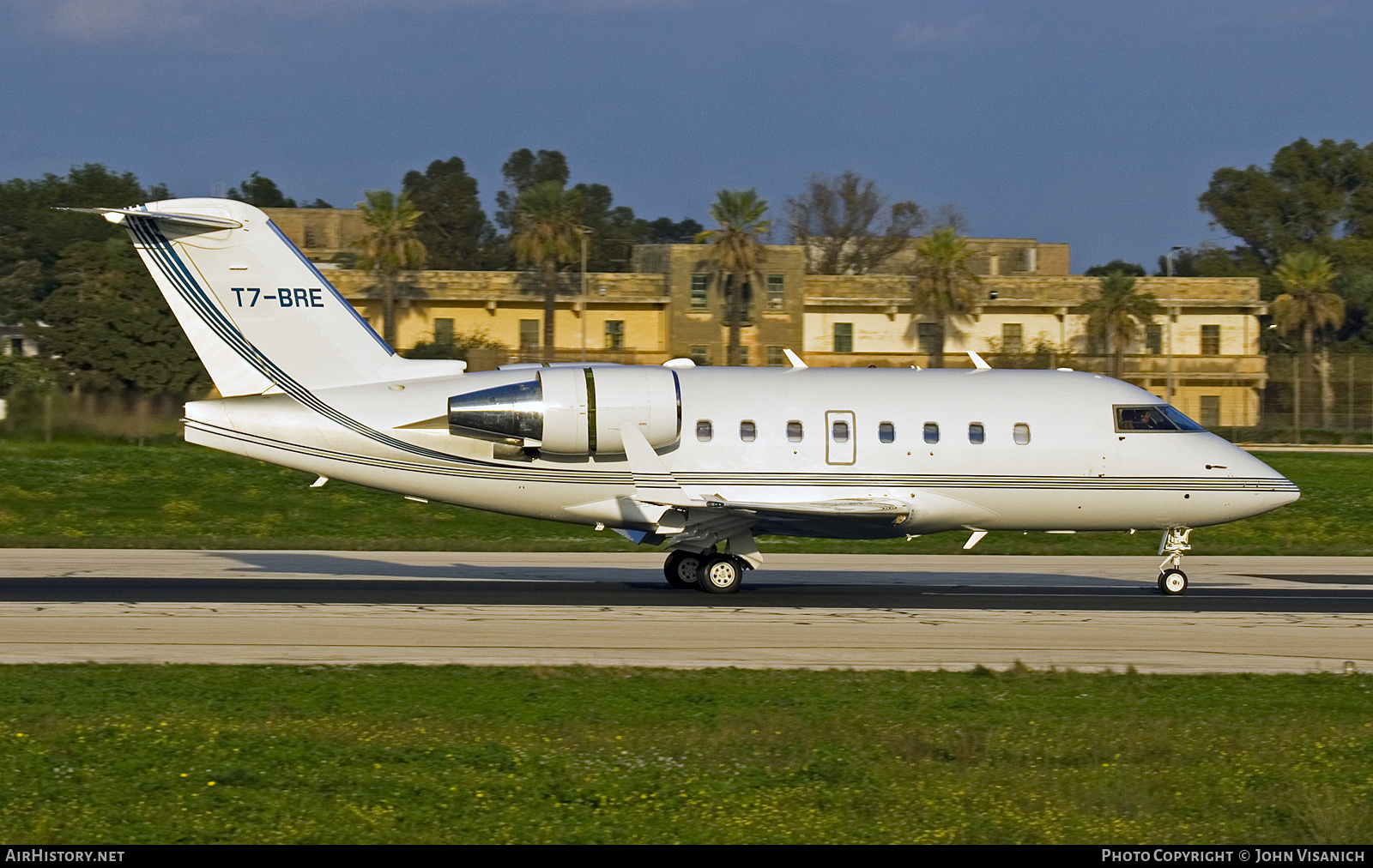 Aircraft Photo of T7-BRE | Bombardier Challenger 604 (CL-600-2B16) | AirHistory.net #710367