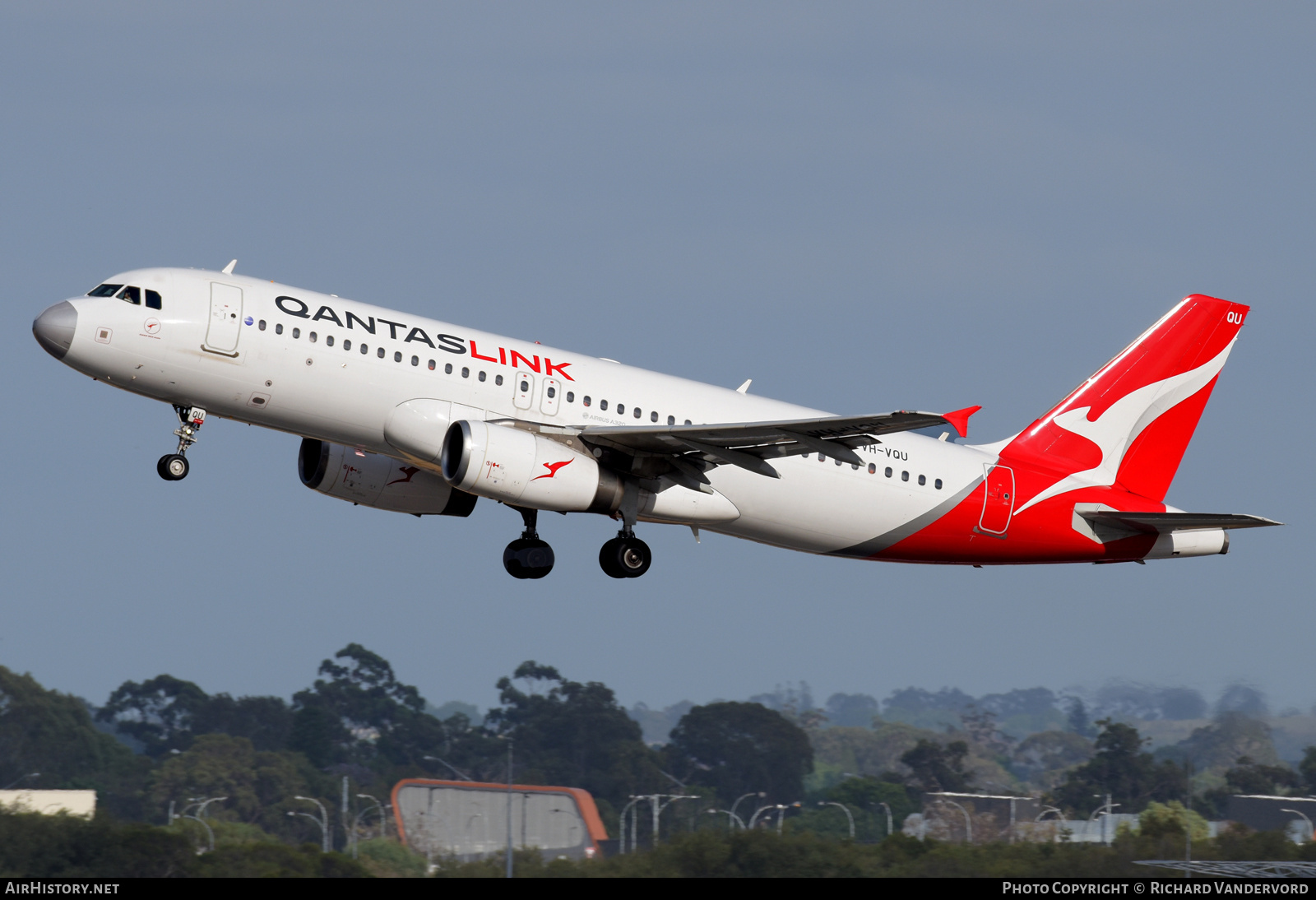 Aircraft Photo of VH-VQU | Airbus A320-232 | QantasLink | AirHistory.net #711520