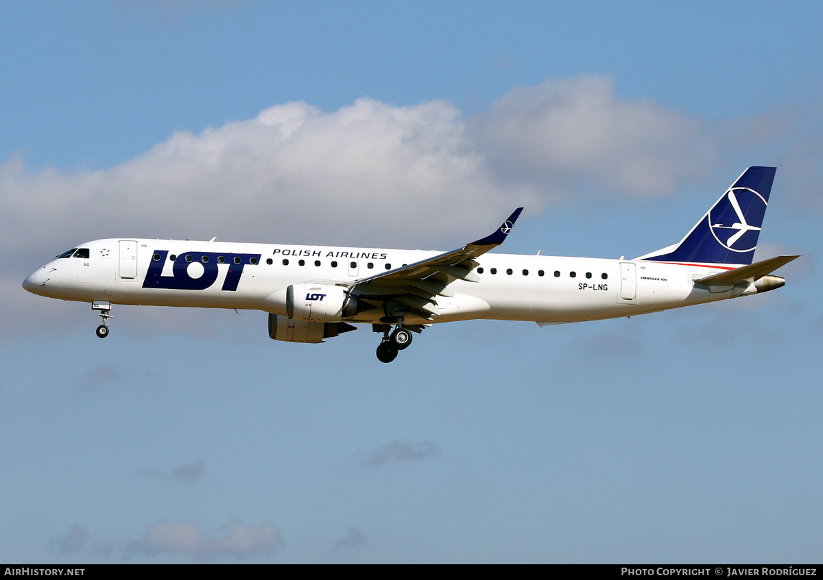 Aircraft Photo of SP-LNG | Embraer 195AR (ERJ-190-200IGW) | LOT Polish Airlines - Polskie Linie Lotnicze | AirHistory.net #712775